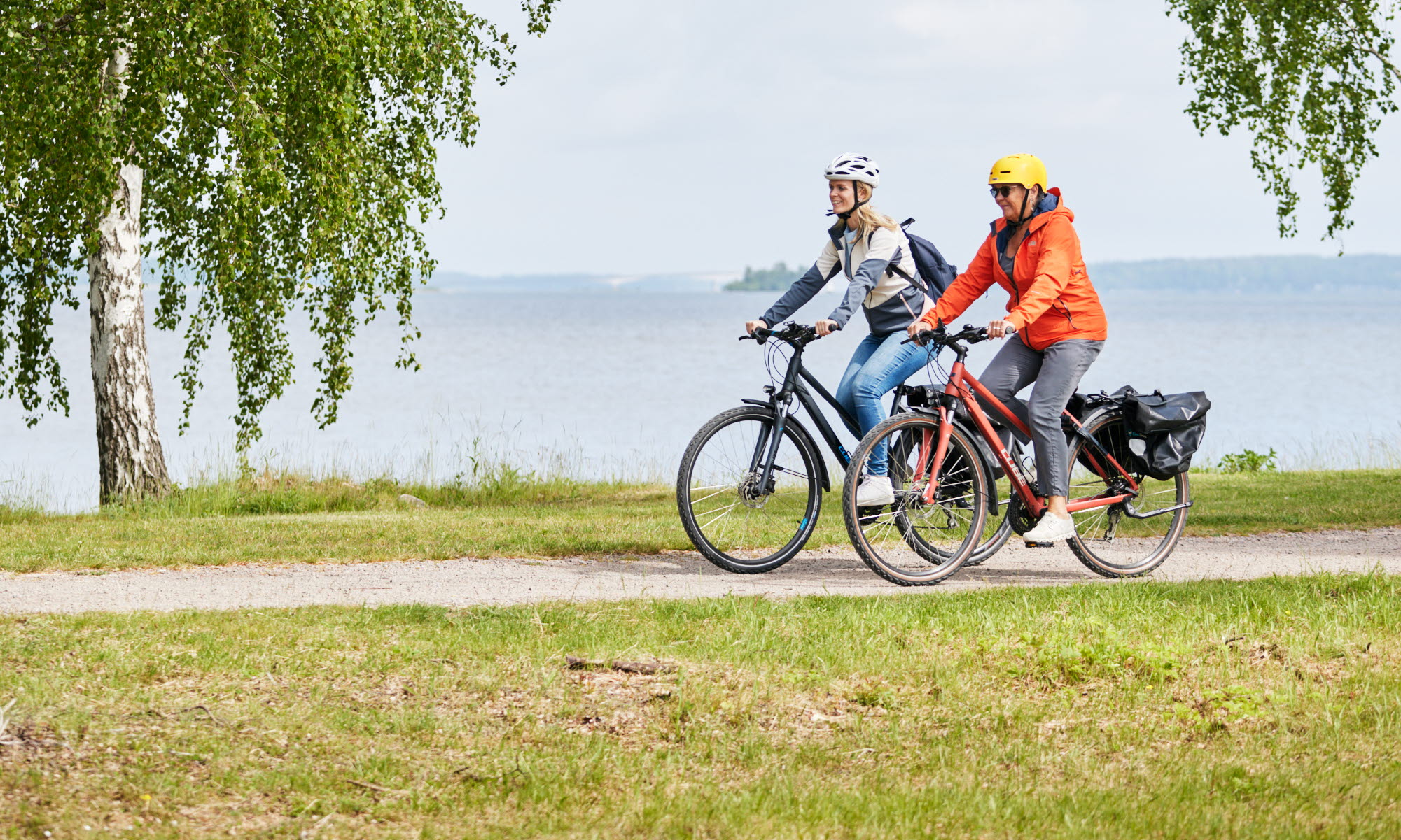 Women cycle on the Vänerleden