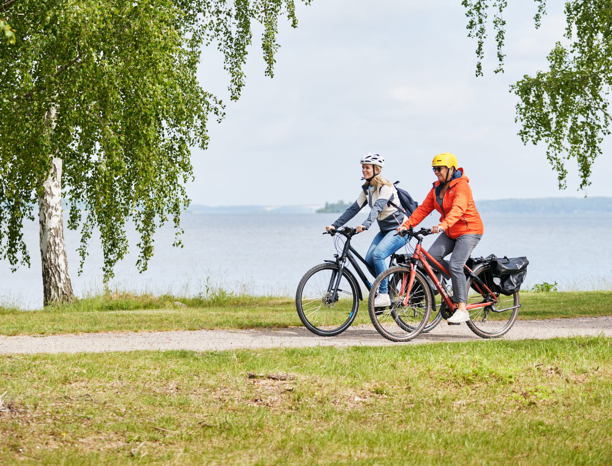 Women cycle on the Vänerleden