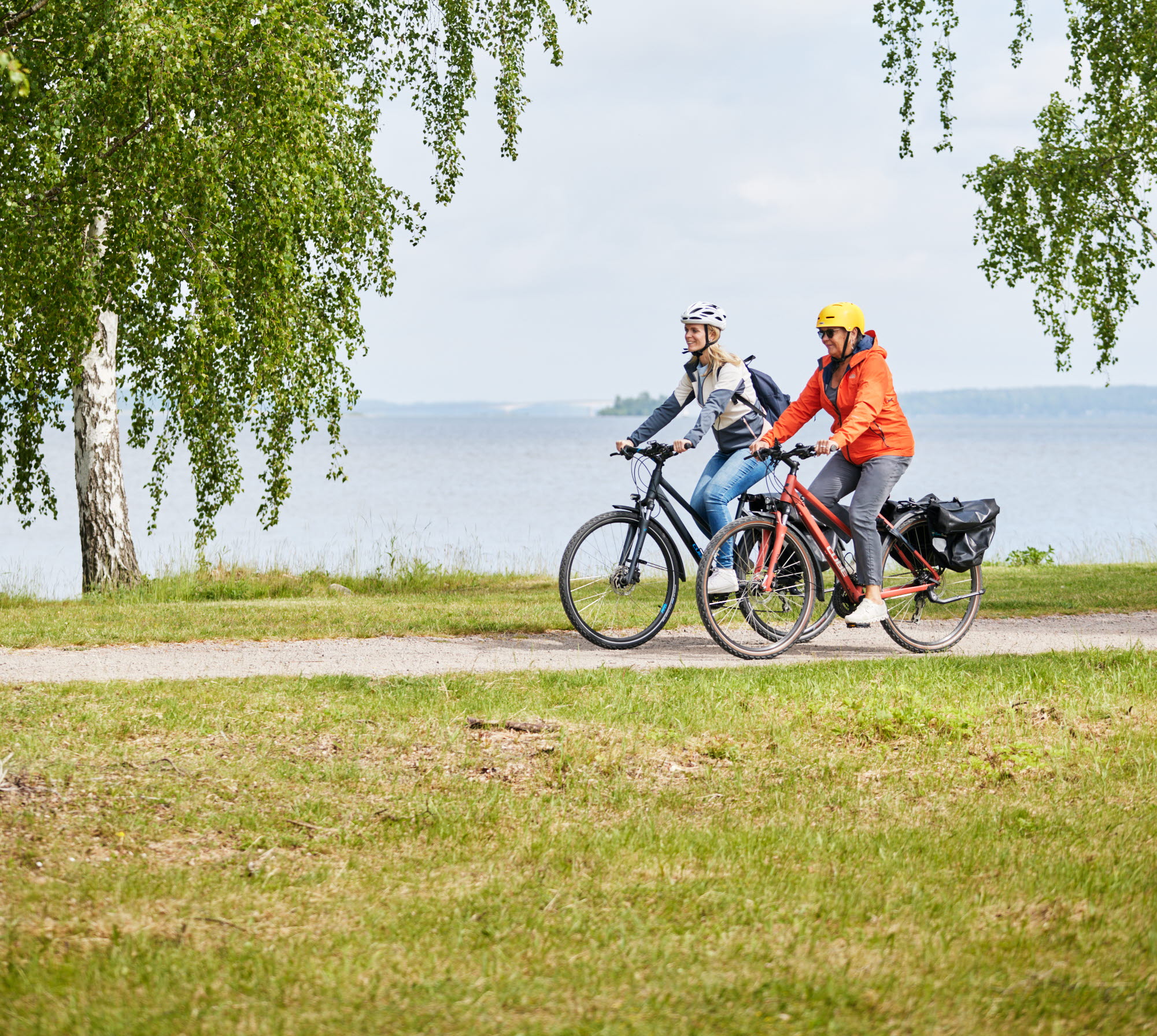 Kvinnor cyklar Vänerleden.