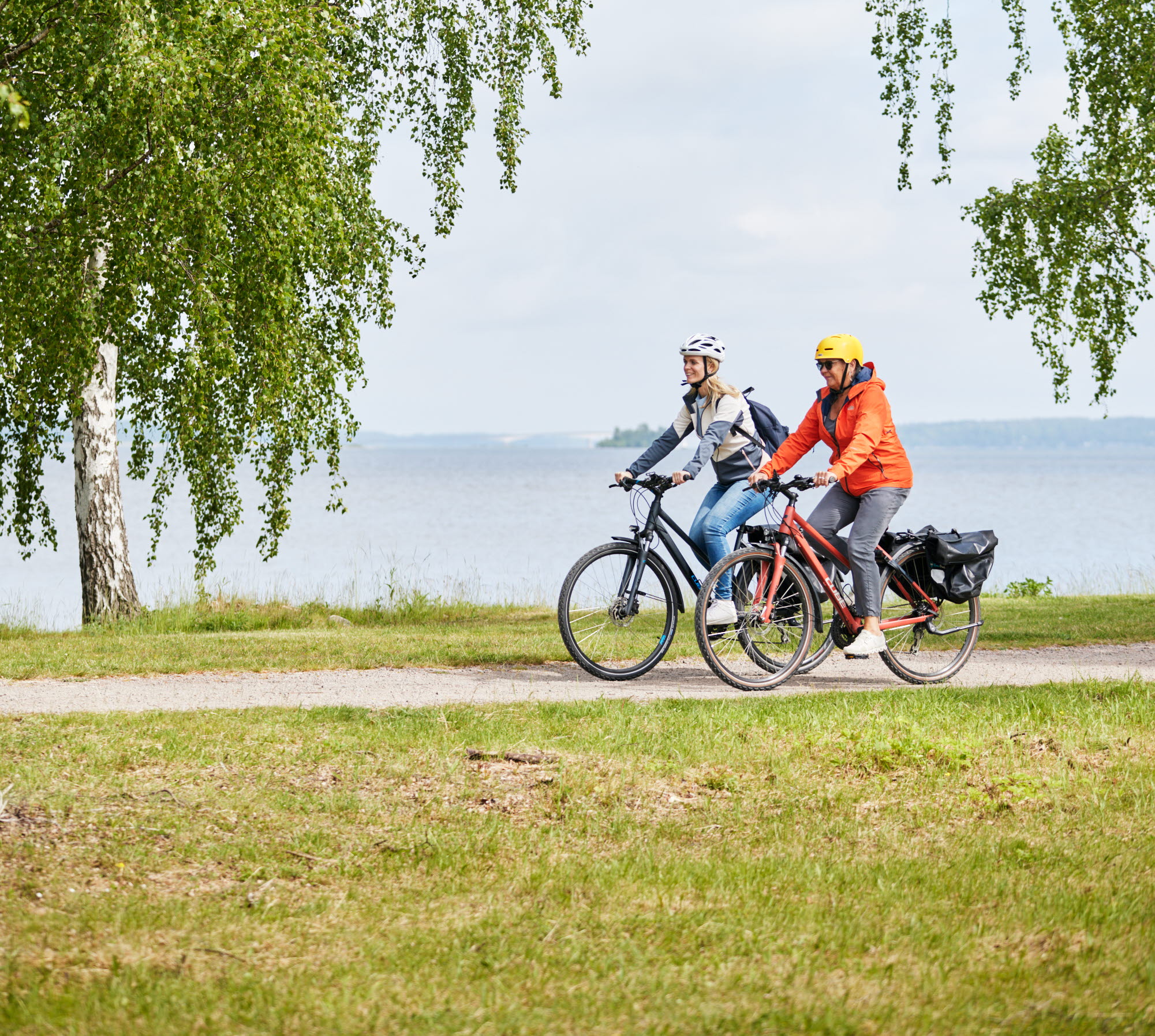 Kvinnor cyklar Vänerleden.