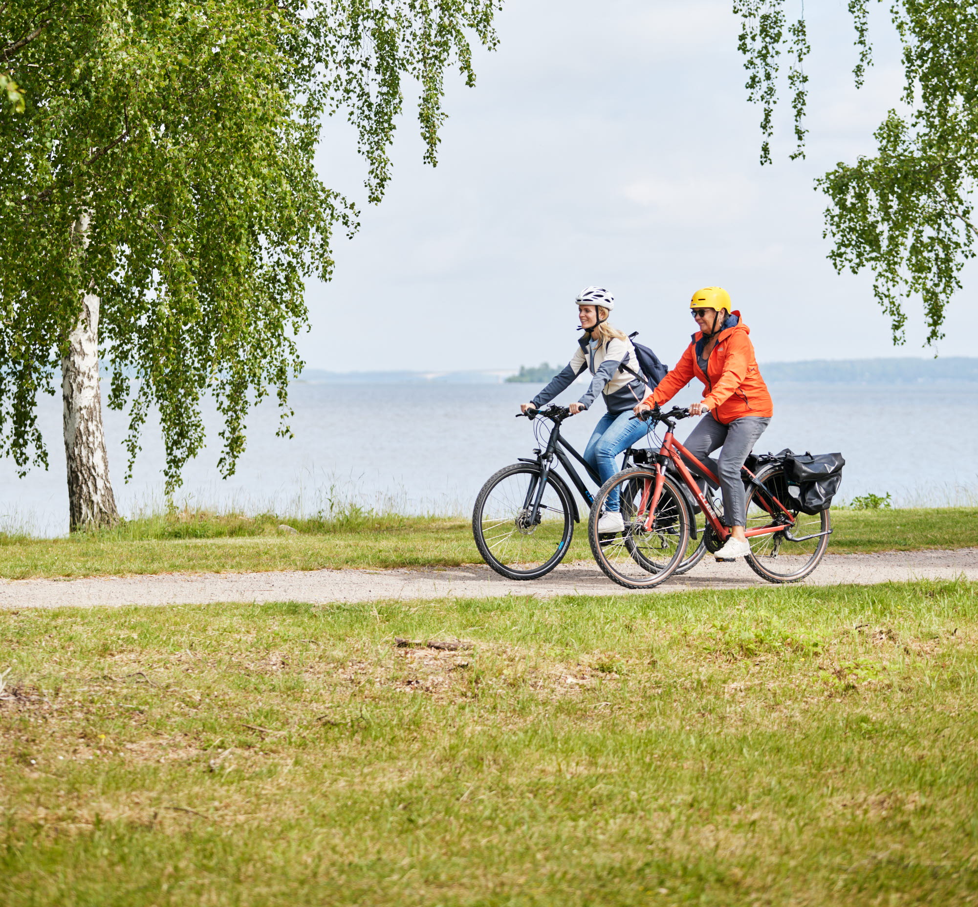Kvinnor cyklar Vänerleden.