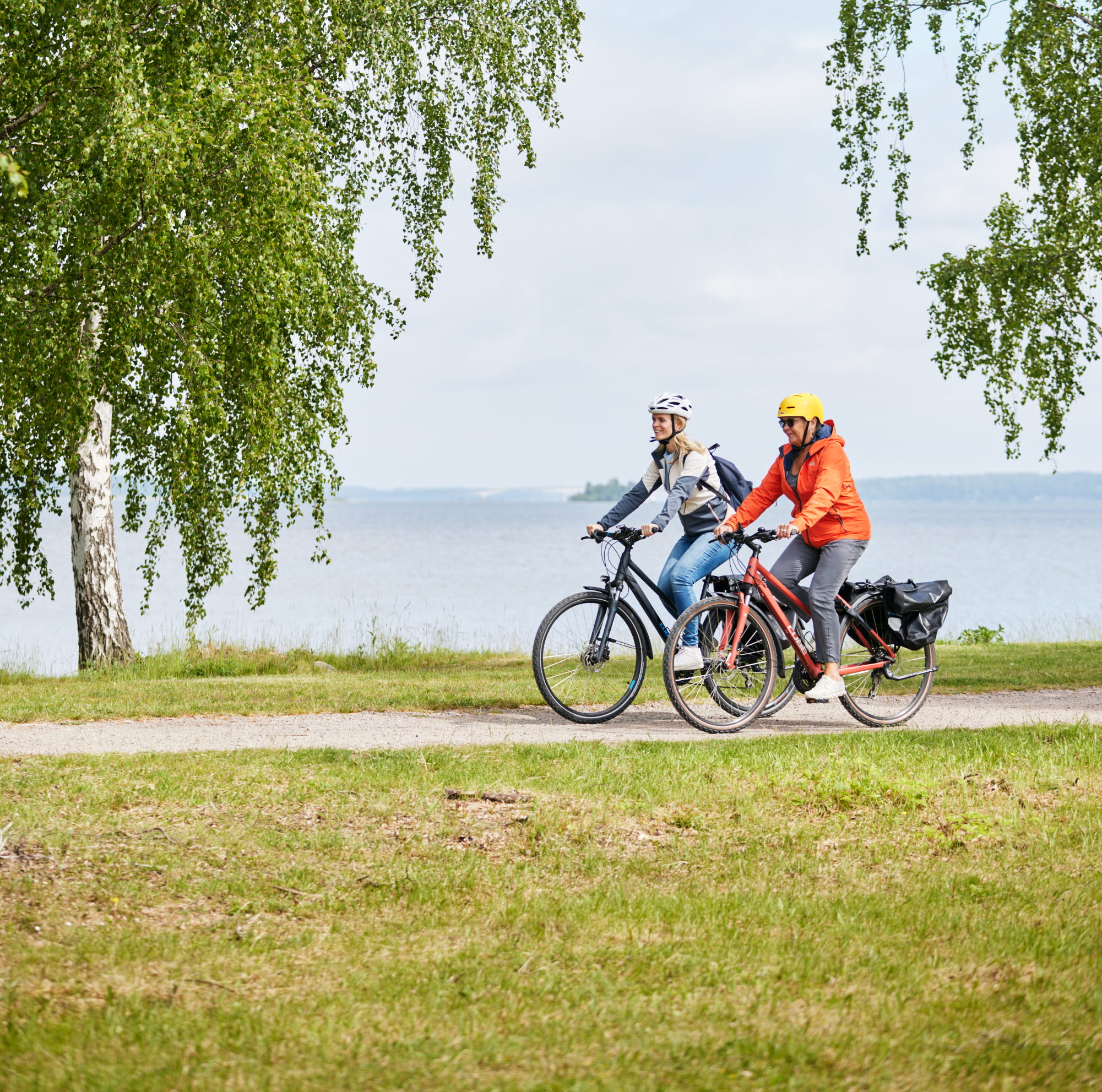 Kvinnor cyklar Vänerleden.