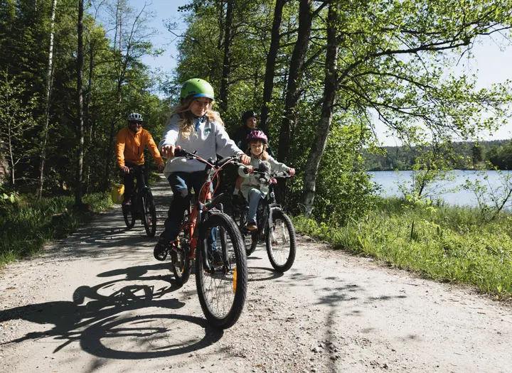 Med cykel på banvallen