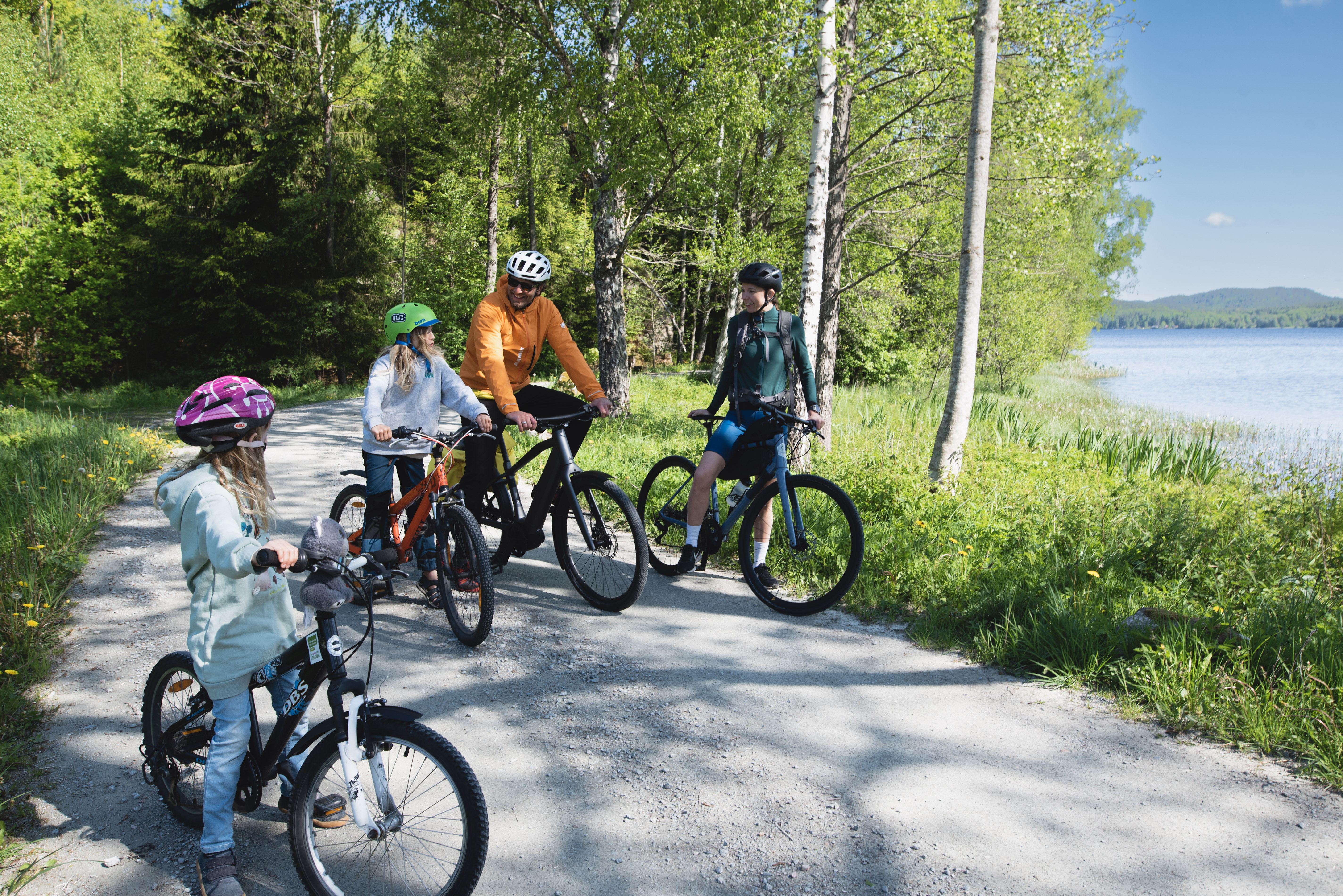Family cycling on the Vännerleden.