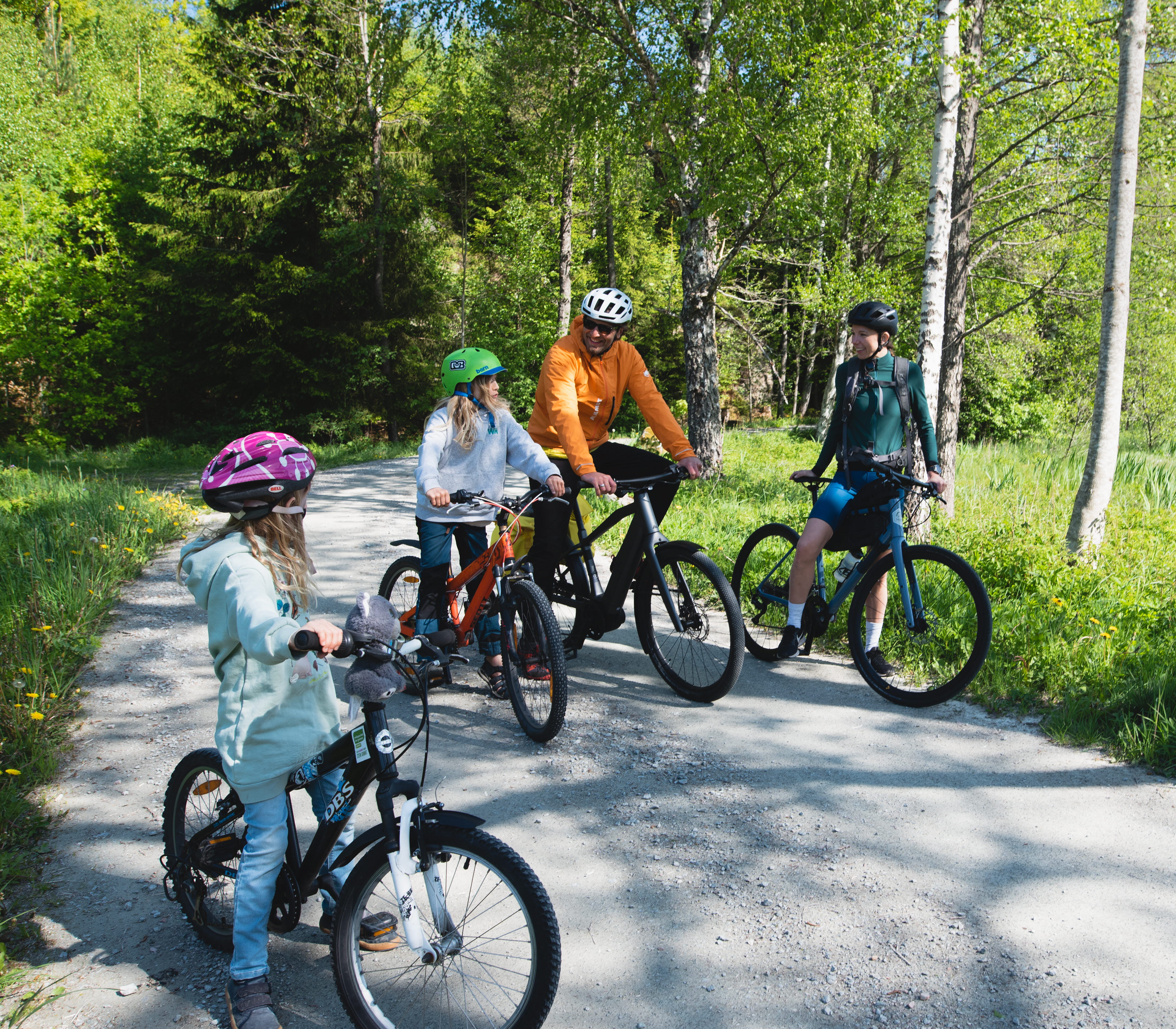Familj cyklar på Vänerleden.