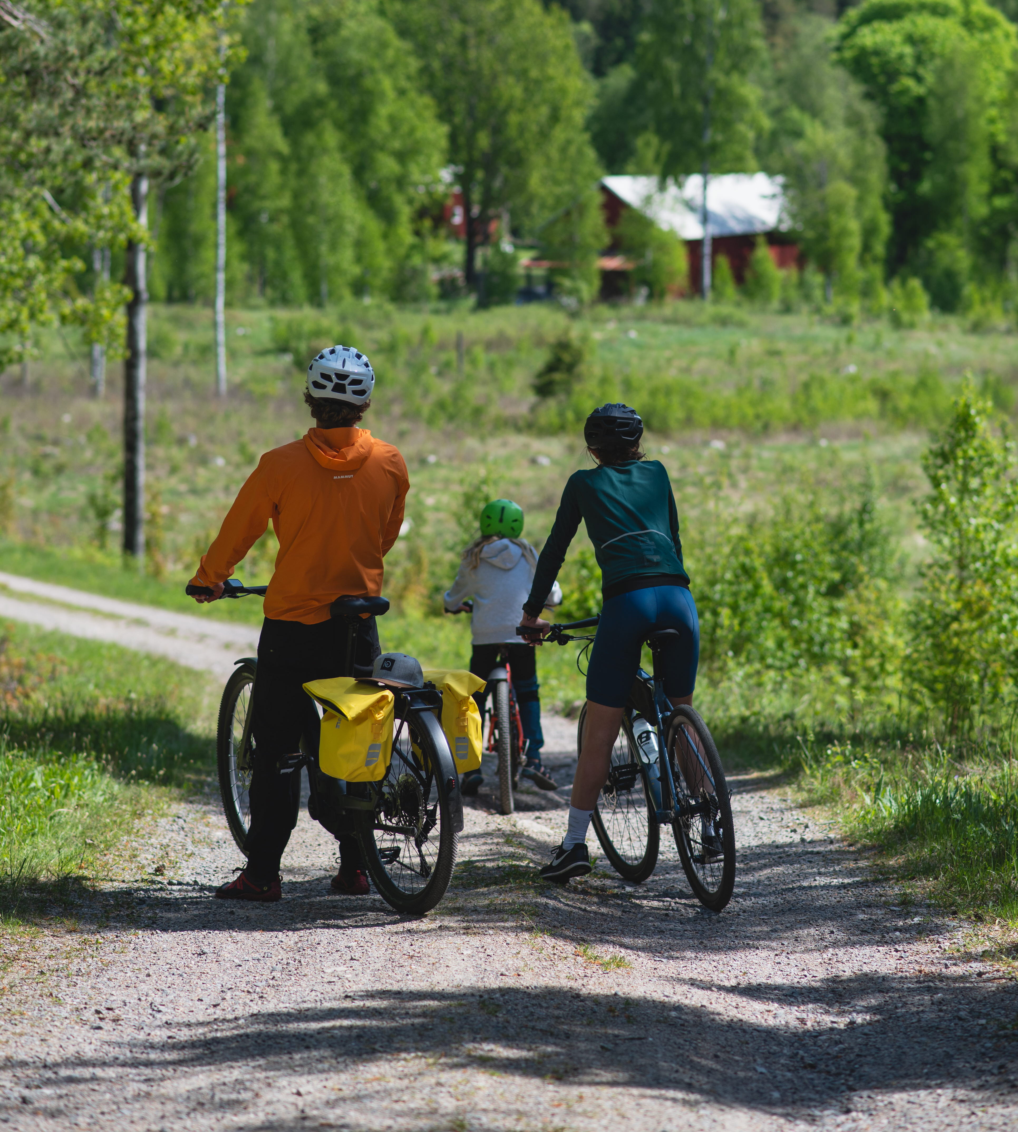 Familj cyklar på Vänerleden.