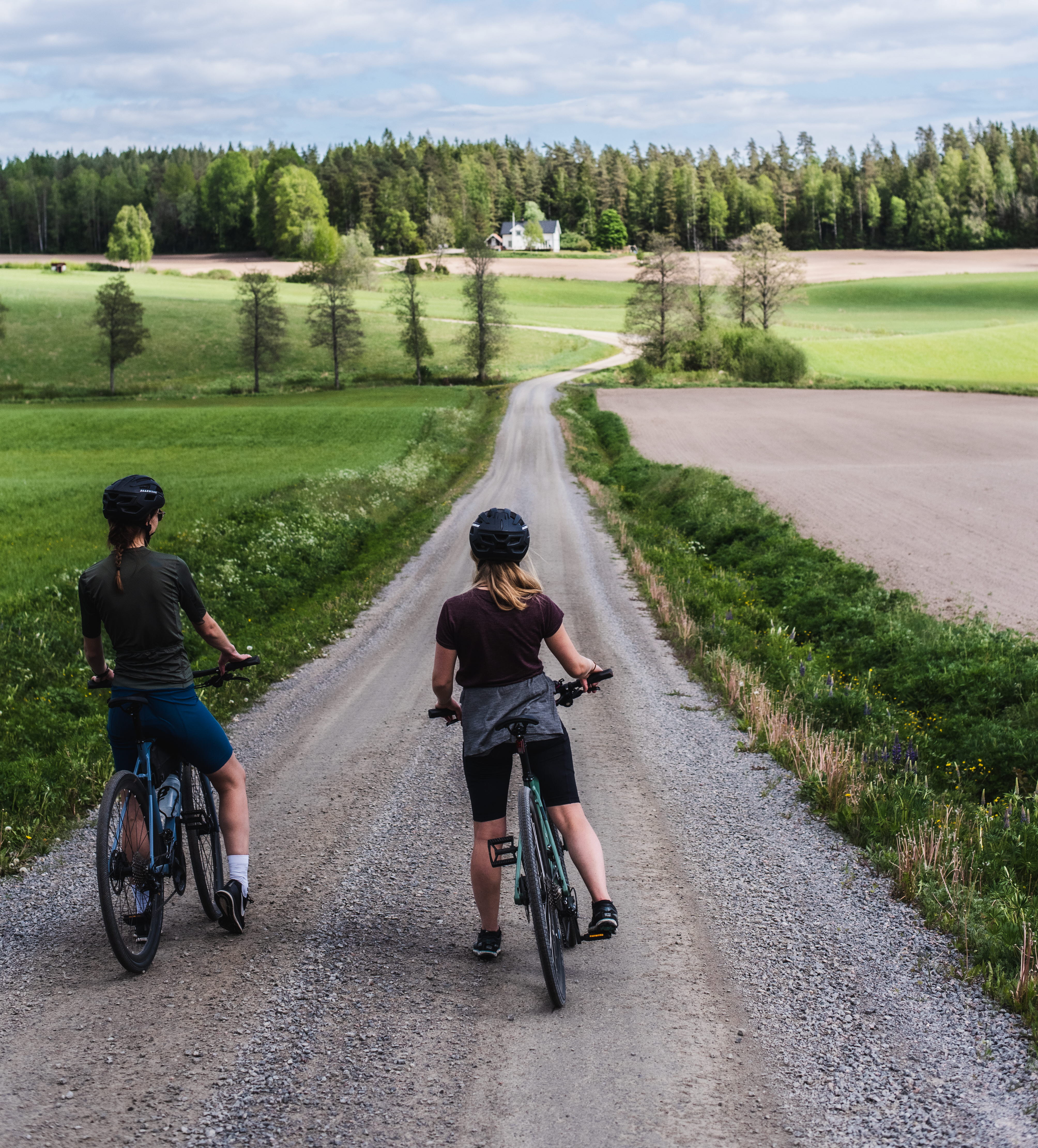 Family cycling on the Vännerleden.