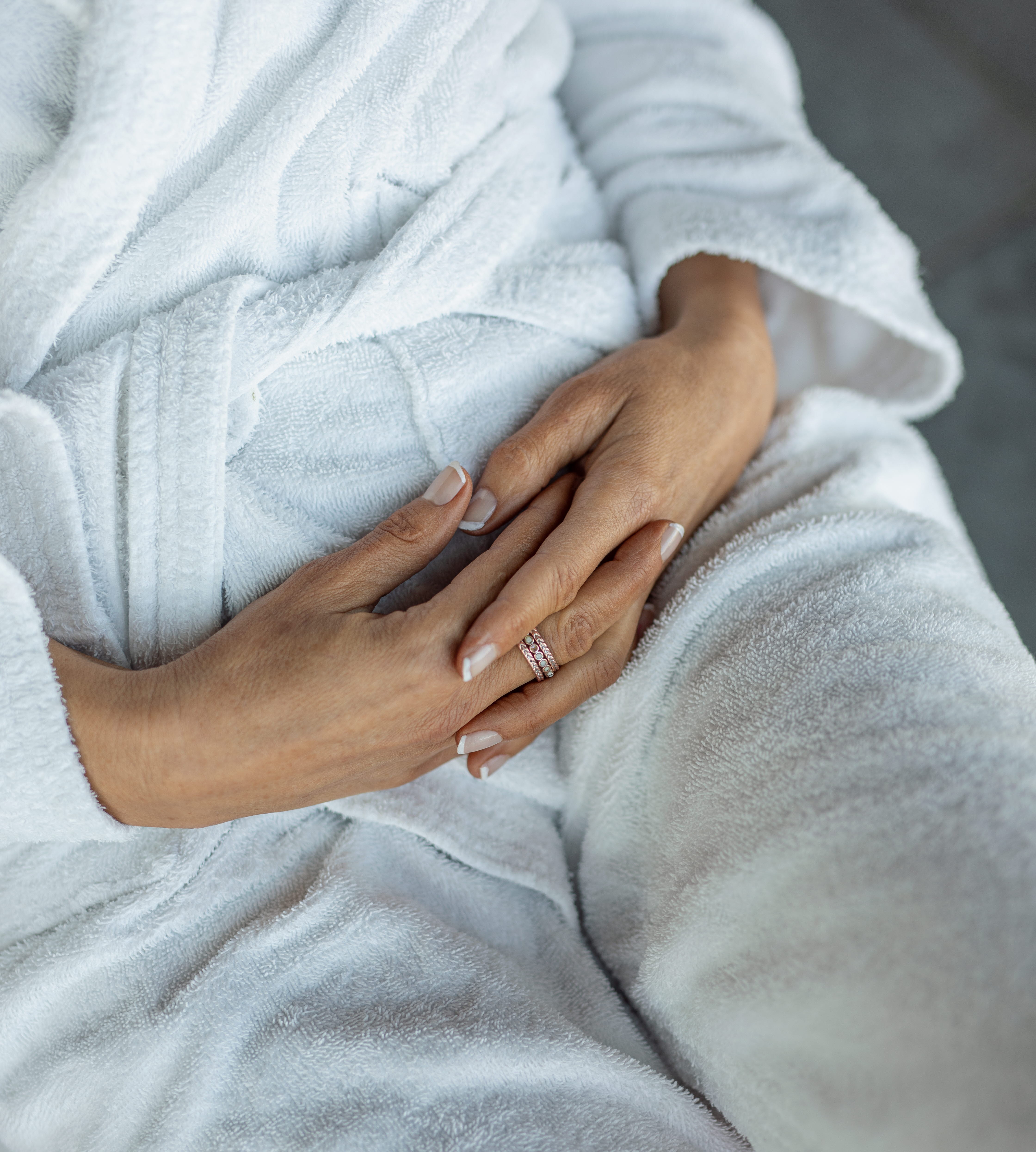 Knäppta händer i knä. 