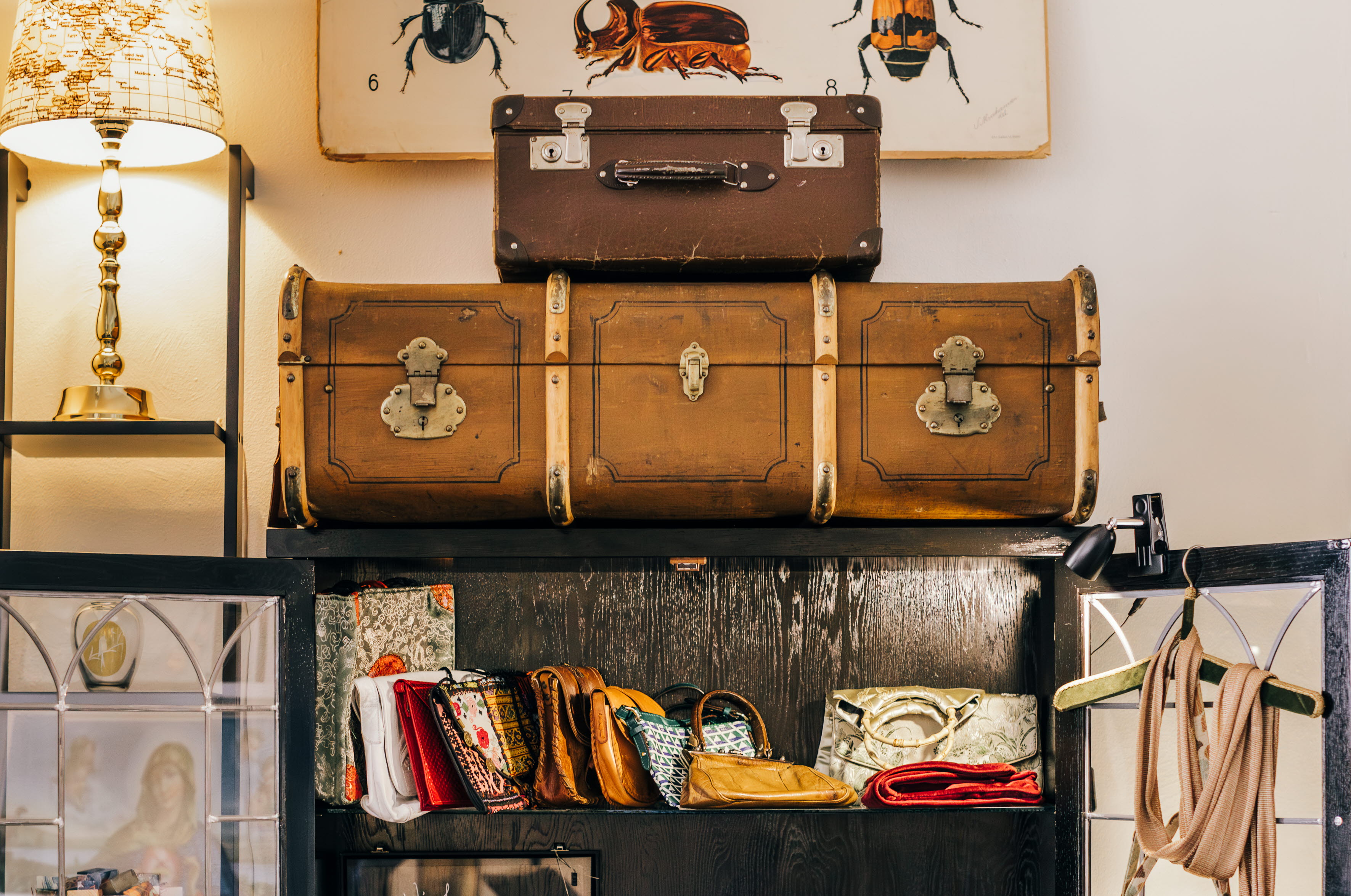 Besökare i en second hand butik.