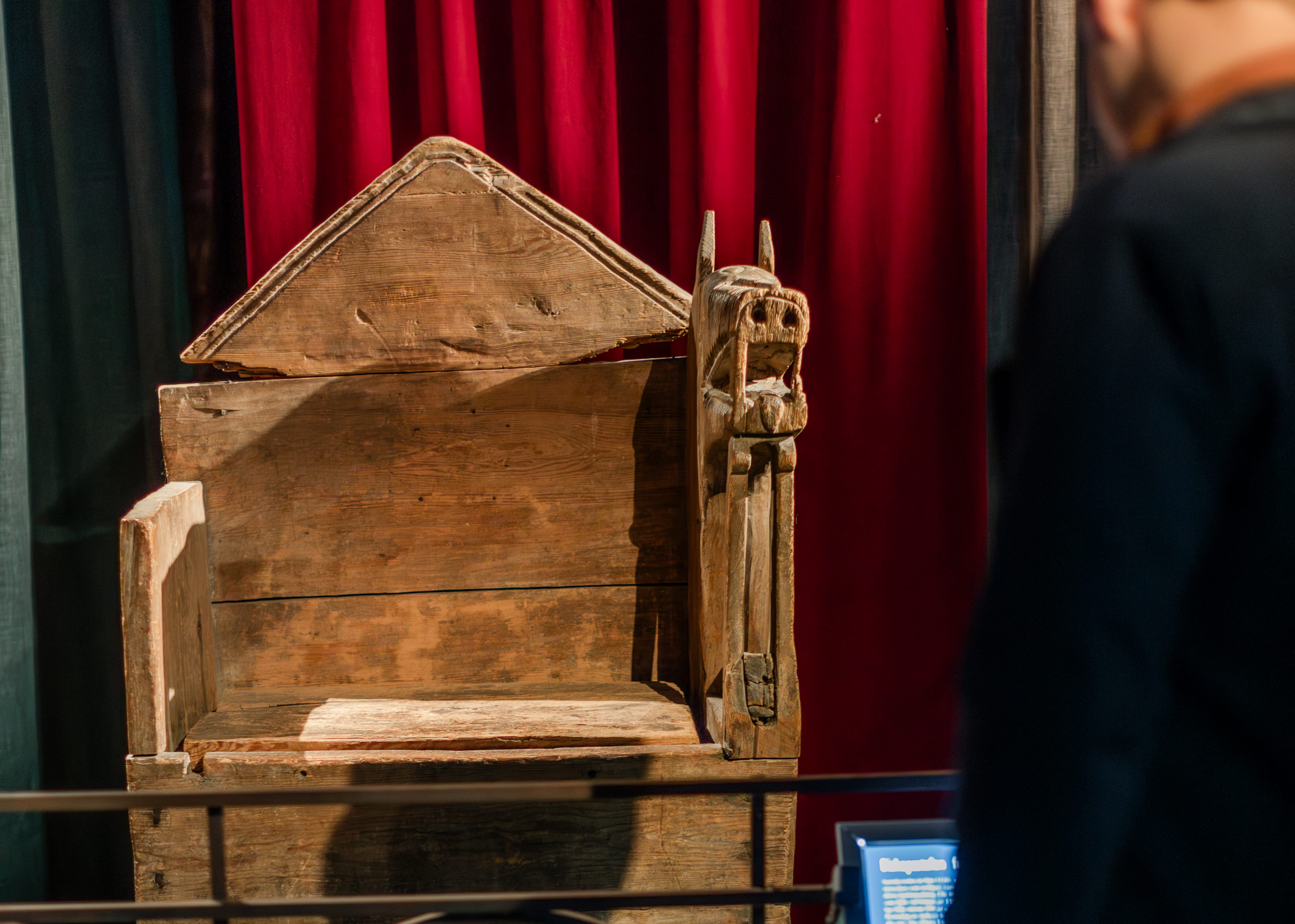 Museibesökare tittar på en historisk utställning.