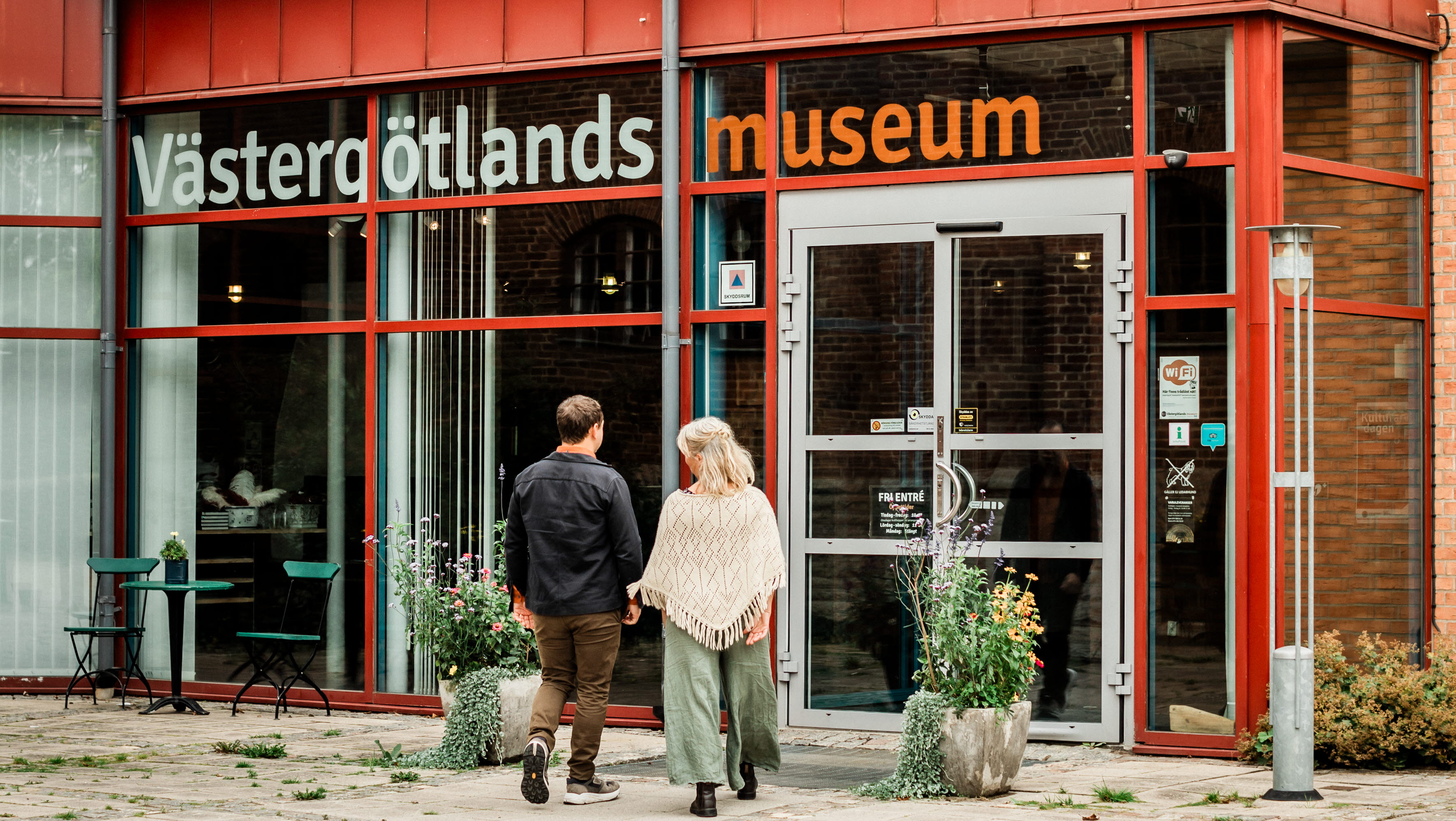 Två personer går mot en entré till ett museum.