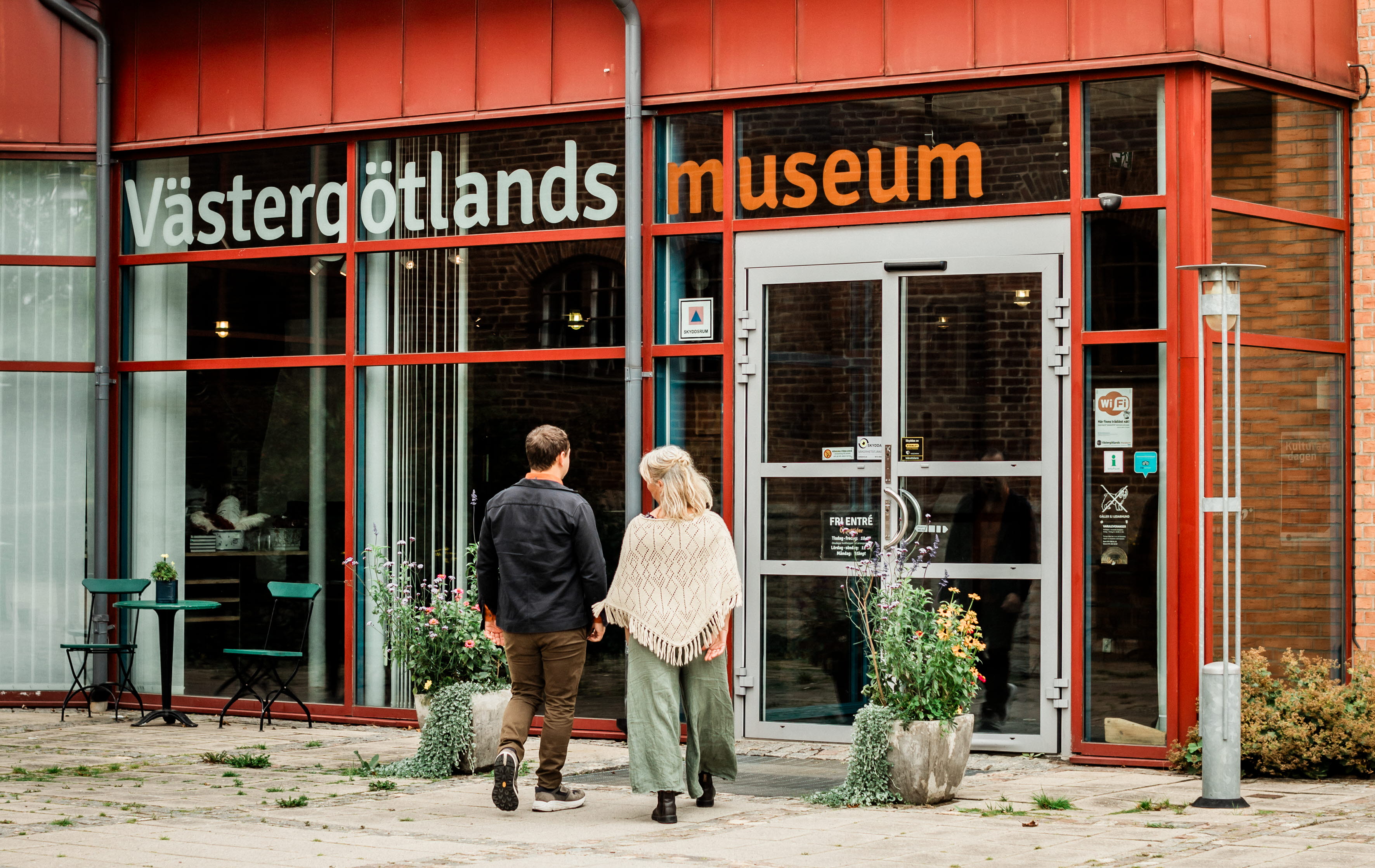 Två personer går mot en entré till ett museum.