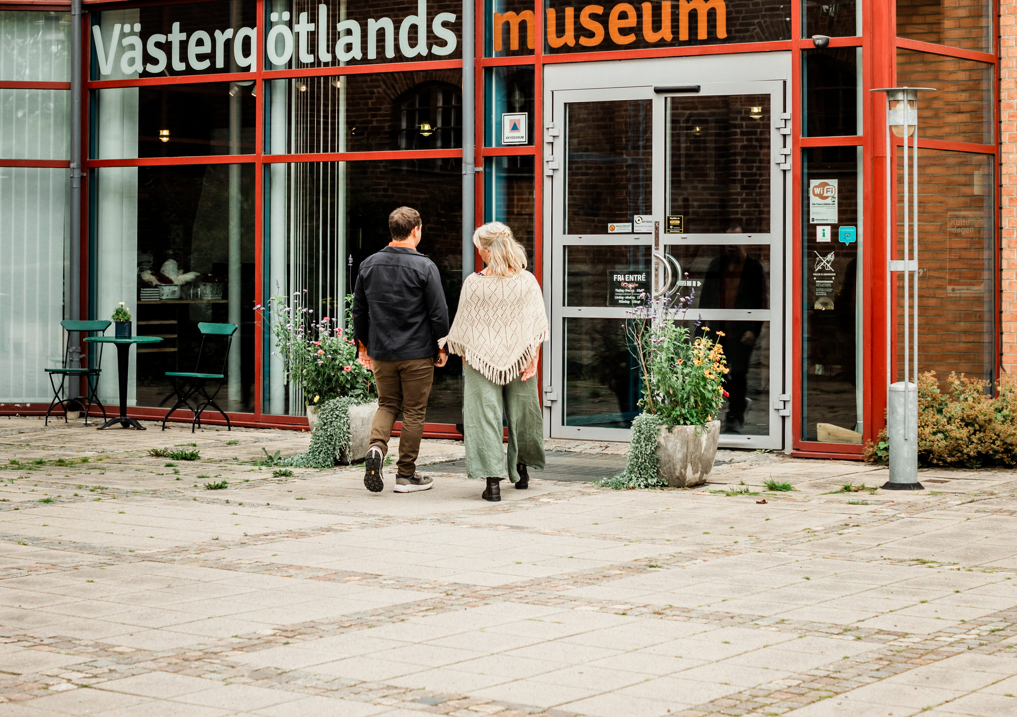 Två personer går mot en entré till ett museum.