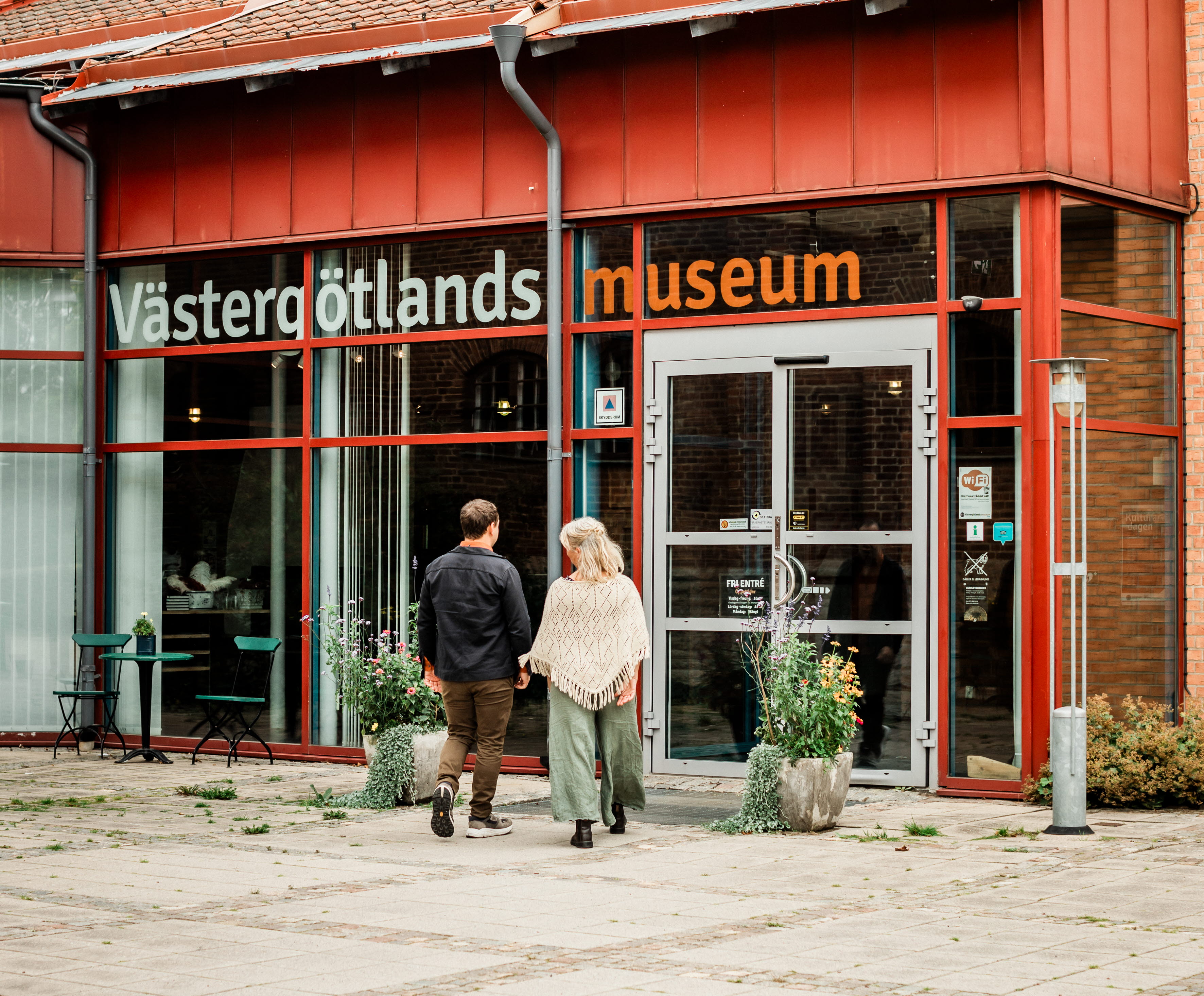 Två personer går mot en entré till ett museum.