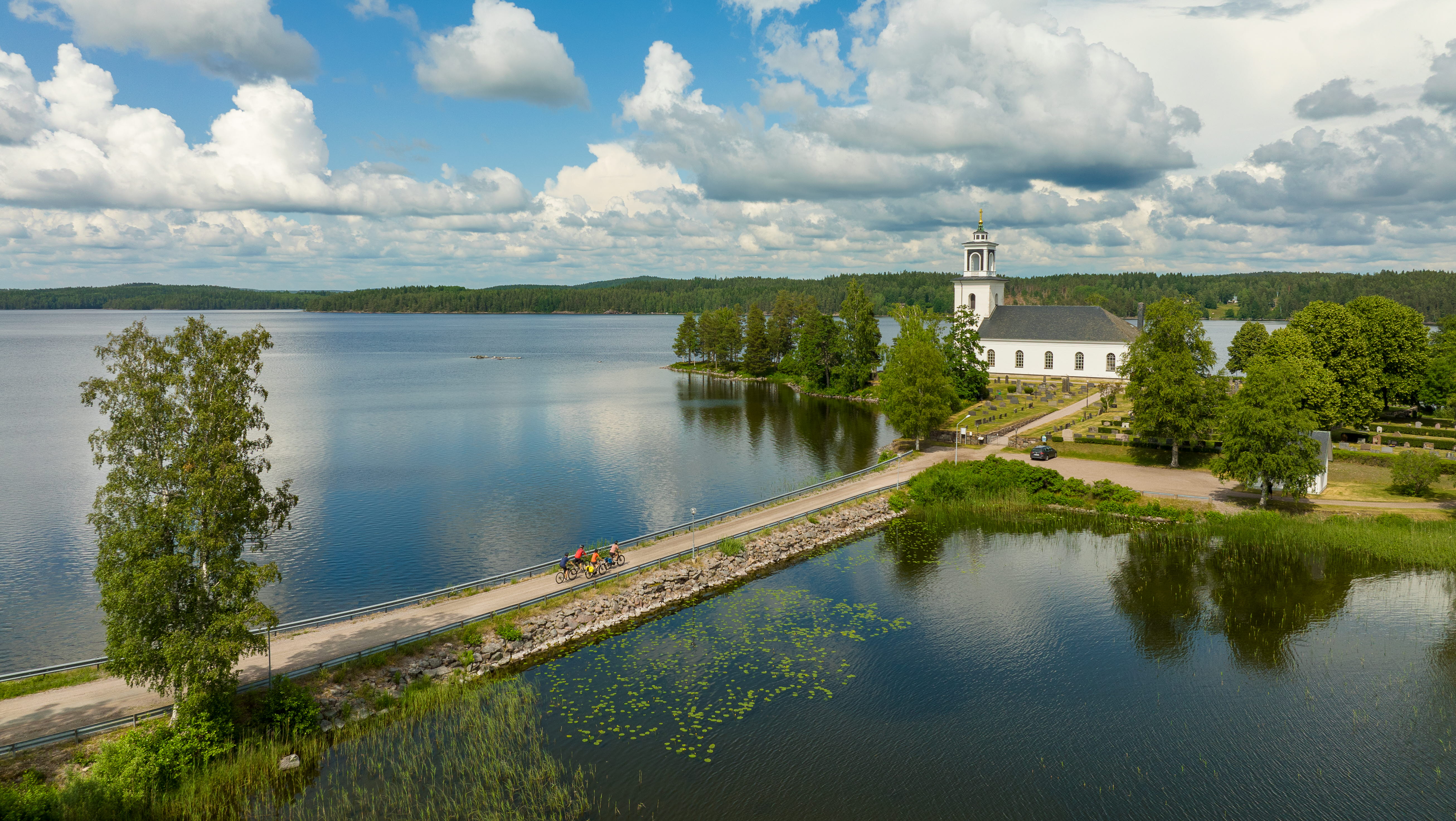 Cyklister på grusvägar i skogen.