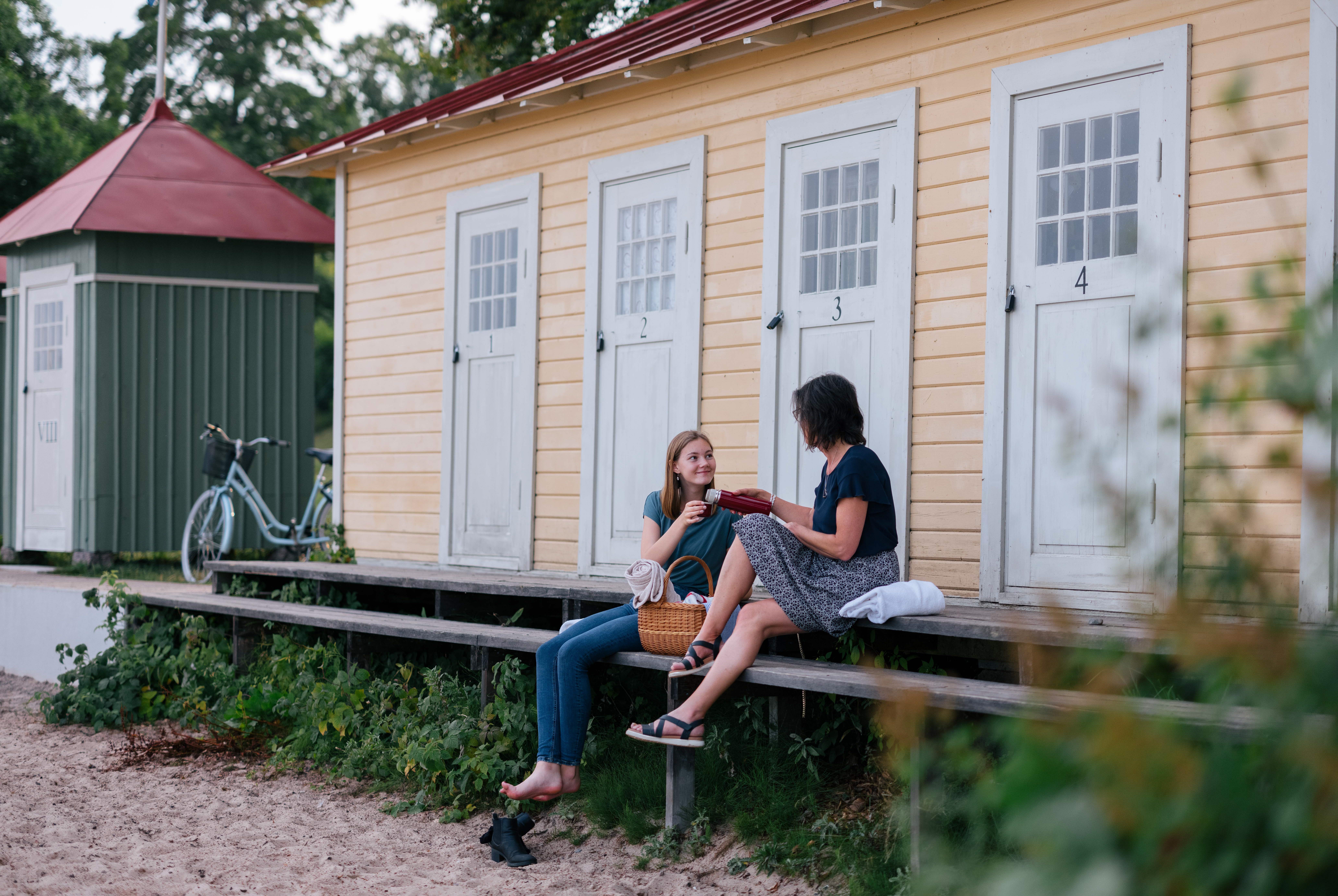 Kvinnor vid badhytterna i Hjo