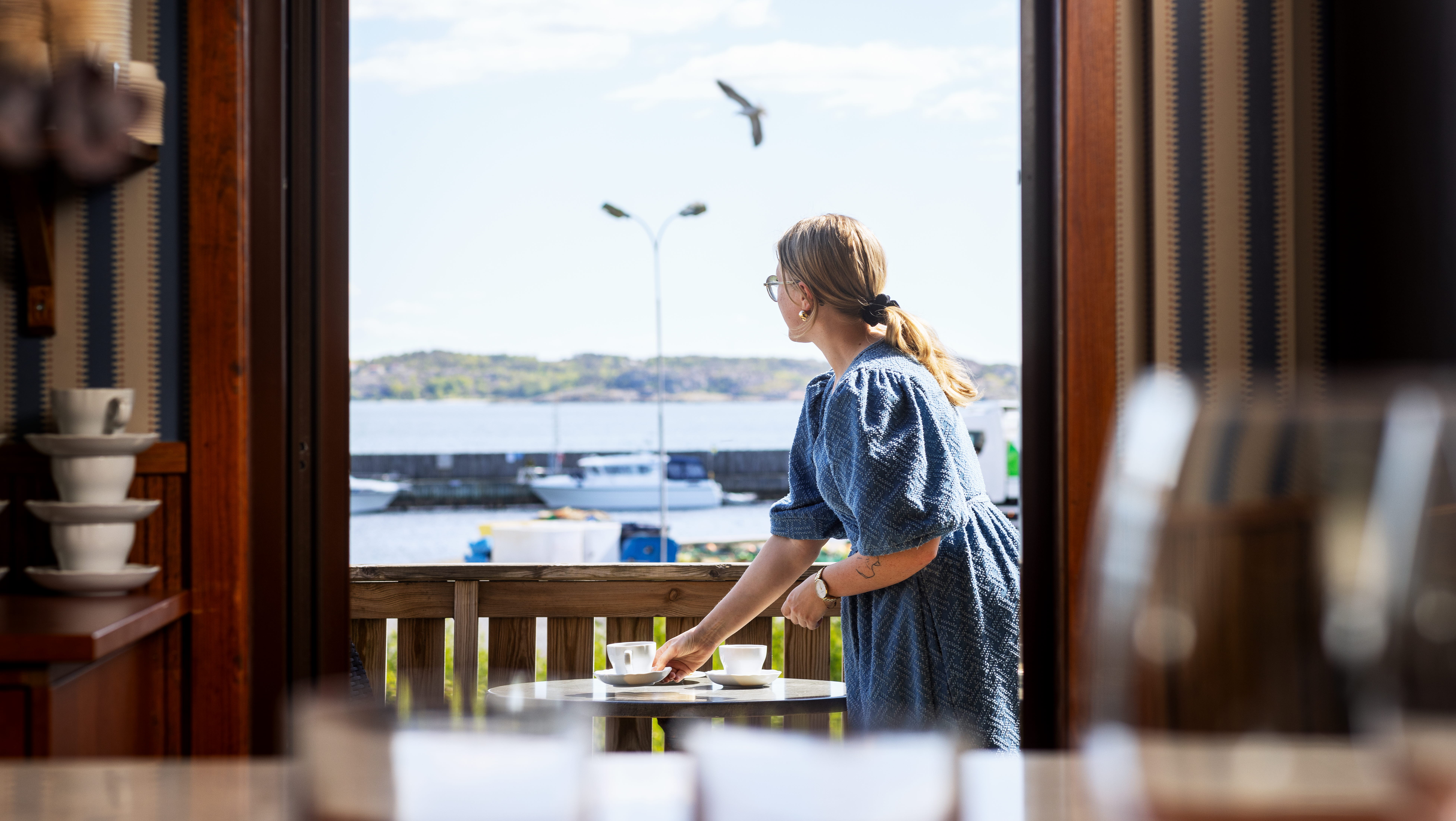 Interiörbilder från hotell i Lysekil – lnbjudande rum med balkong och havsutsikt.