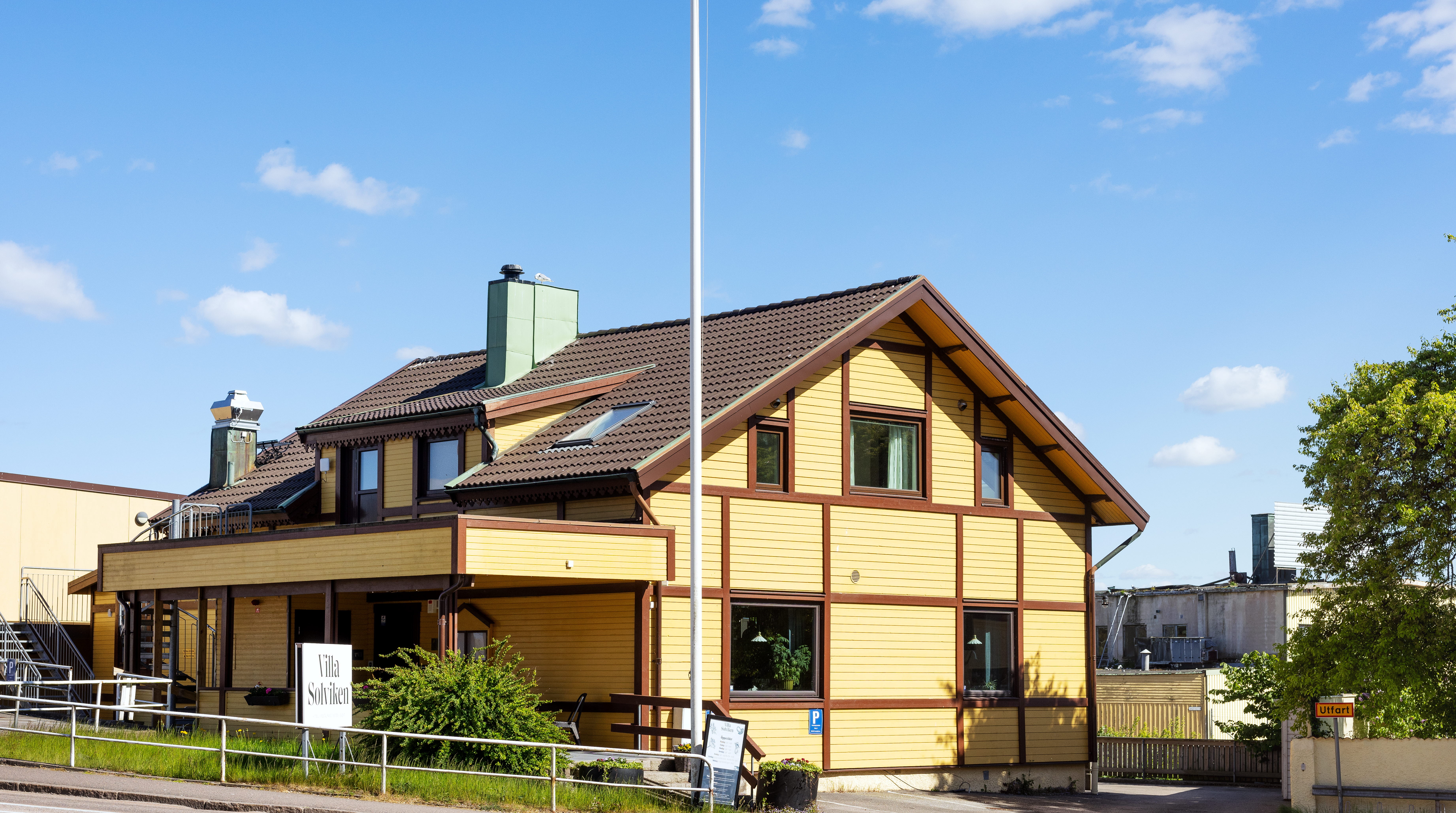 Boendeanläggning med gul fasad.