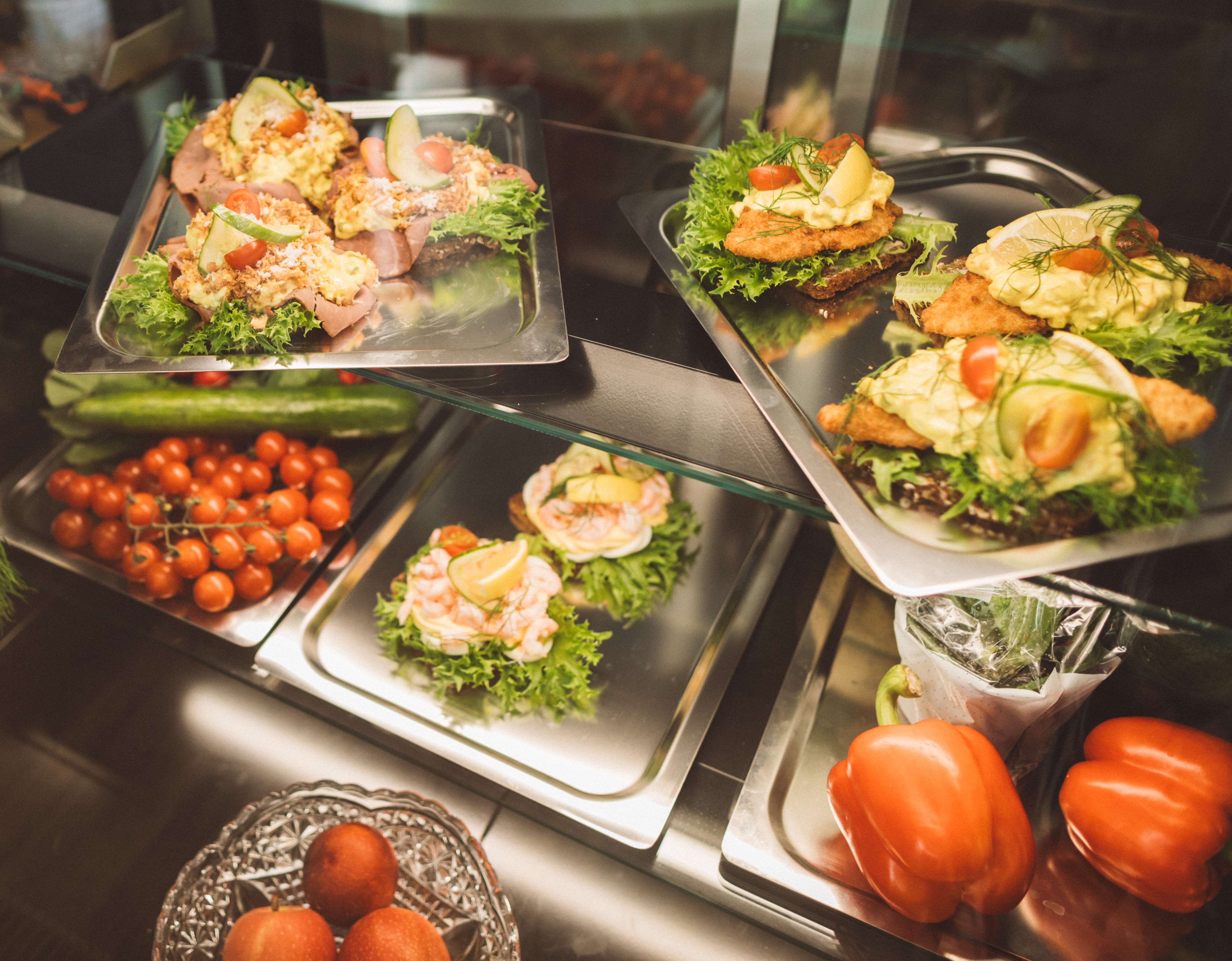 Mat upplagt på fat och brickor.