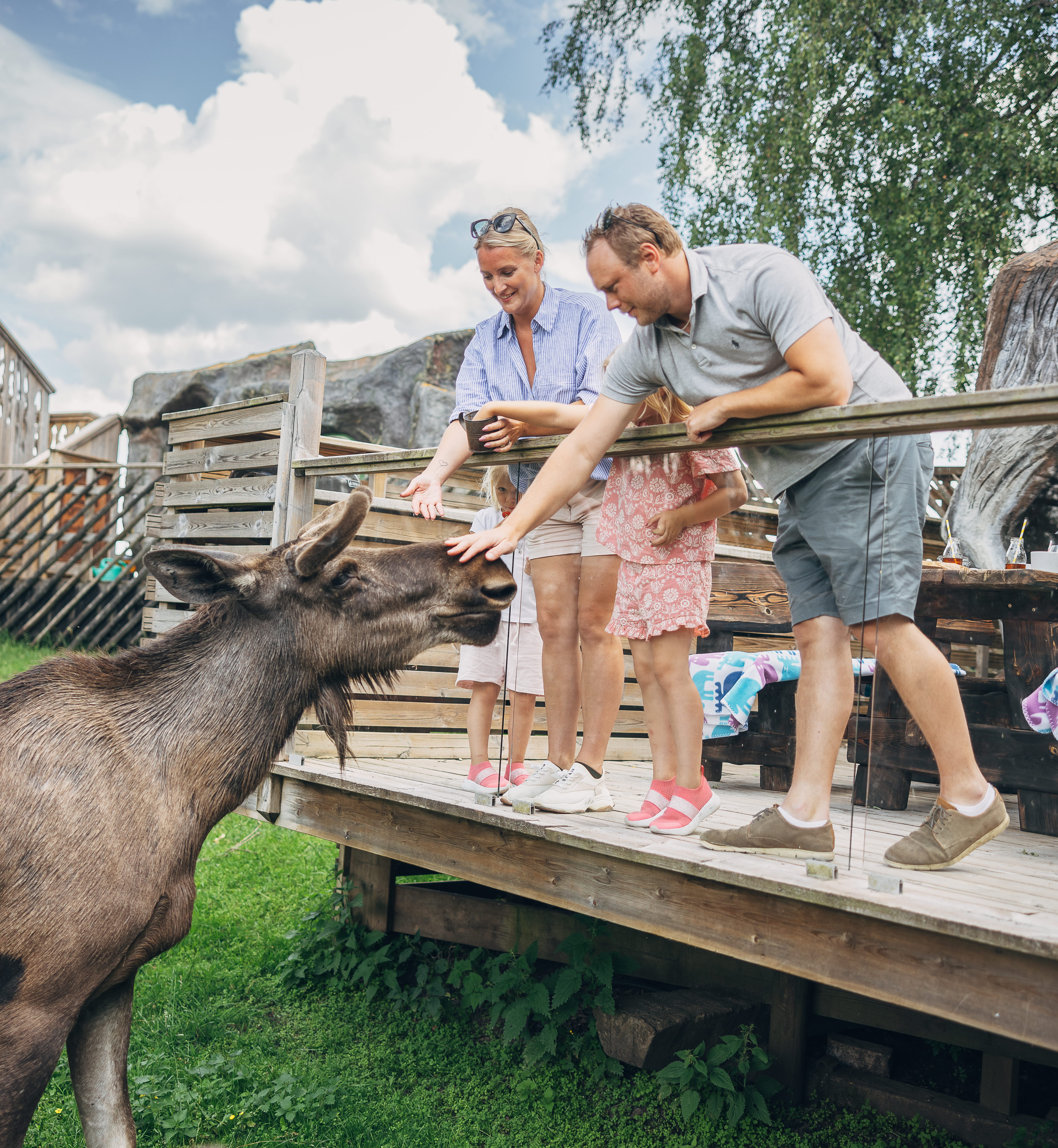 Familj vistas på Älghotellet hos Wrågården.