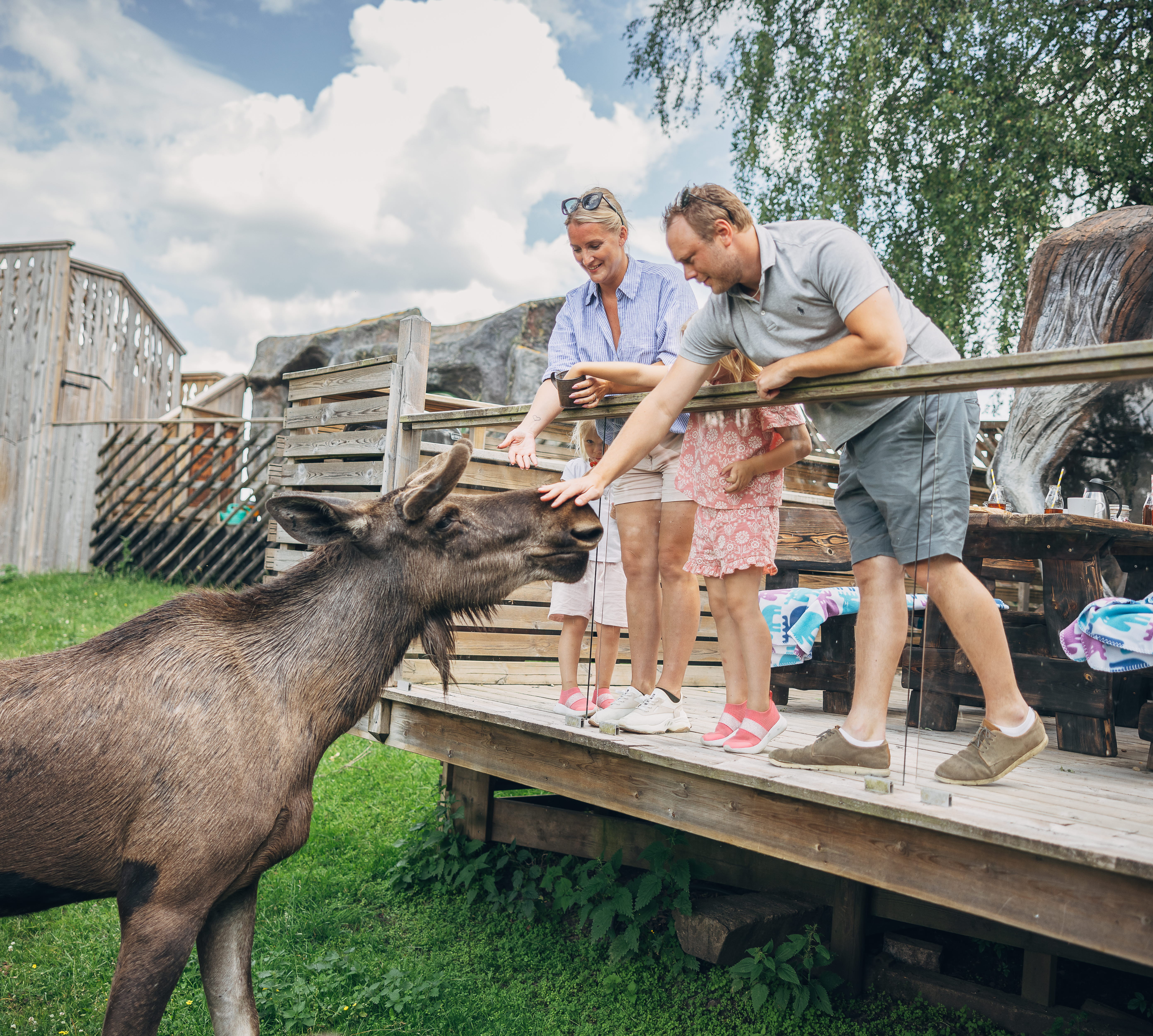 Familj vistas på Älghotellet hos Wrågården.