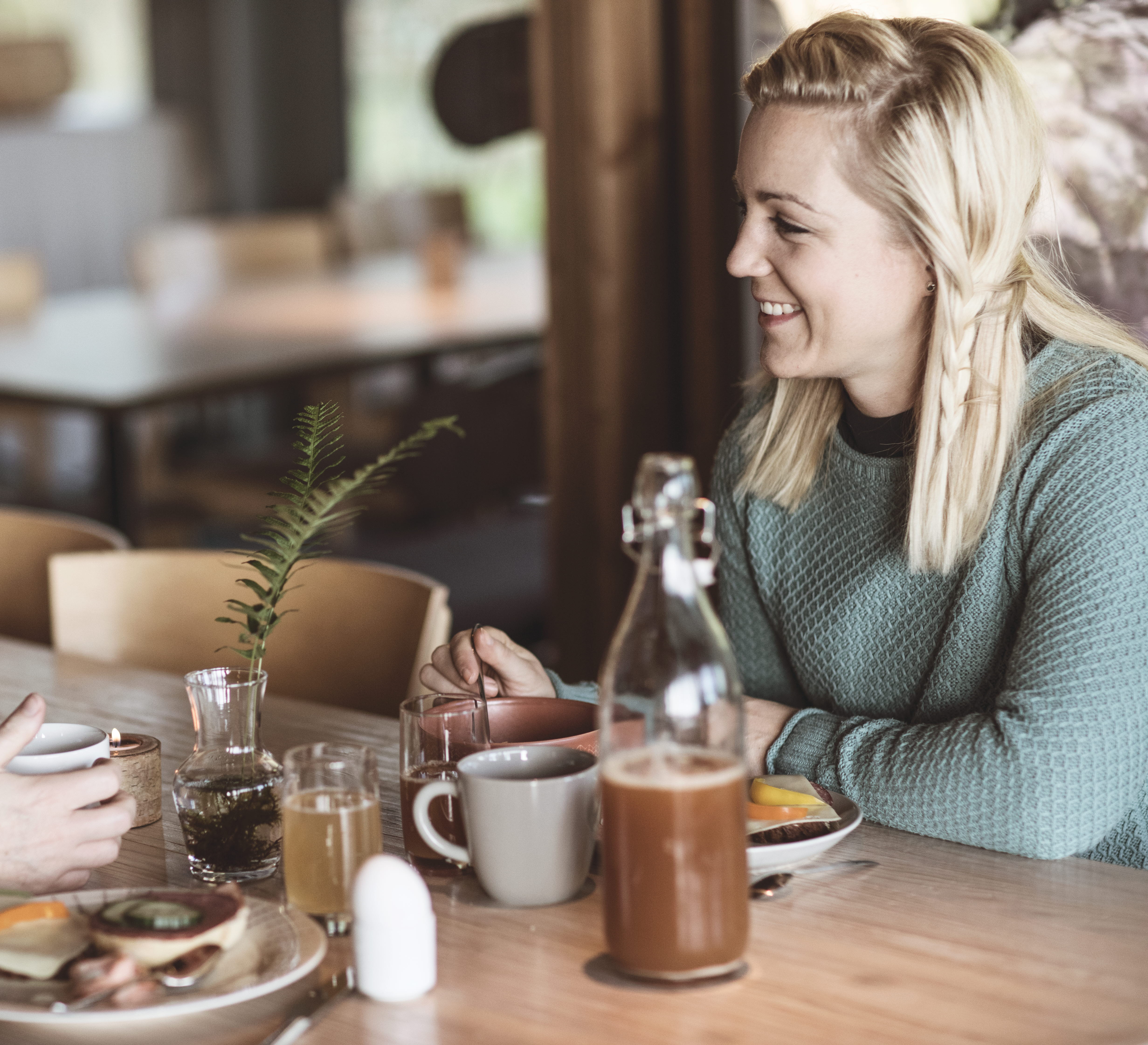 Kvinnor samtalar över en frukost
