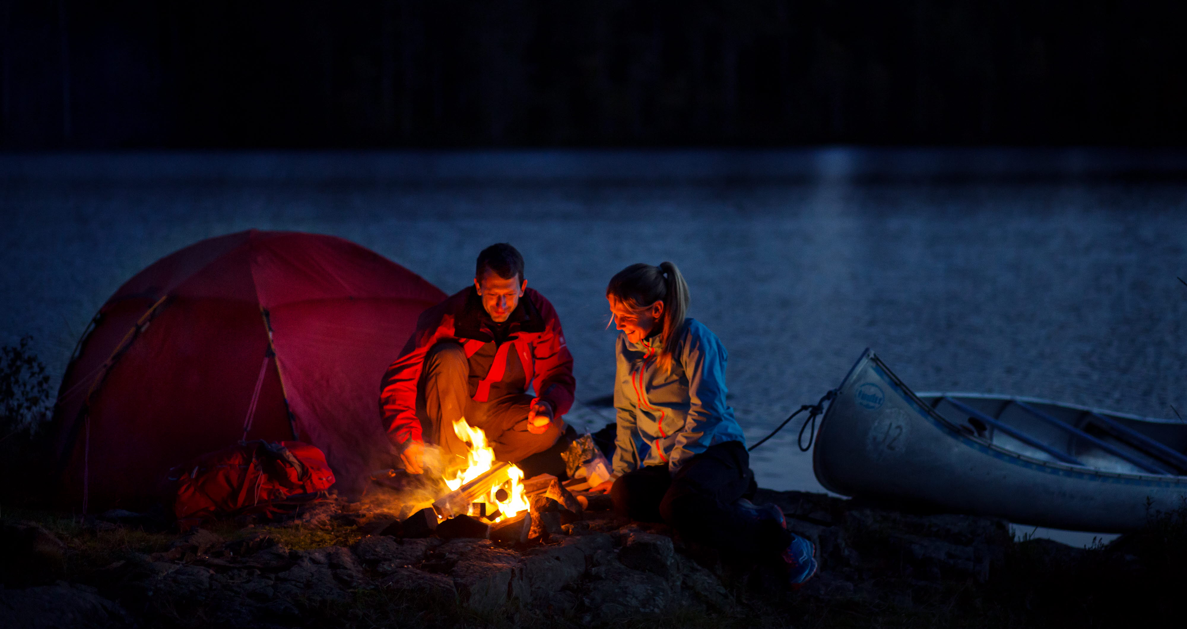 Ett par vid en lägereld