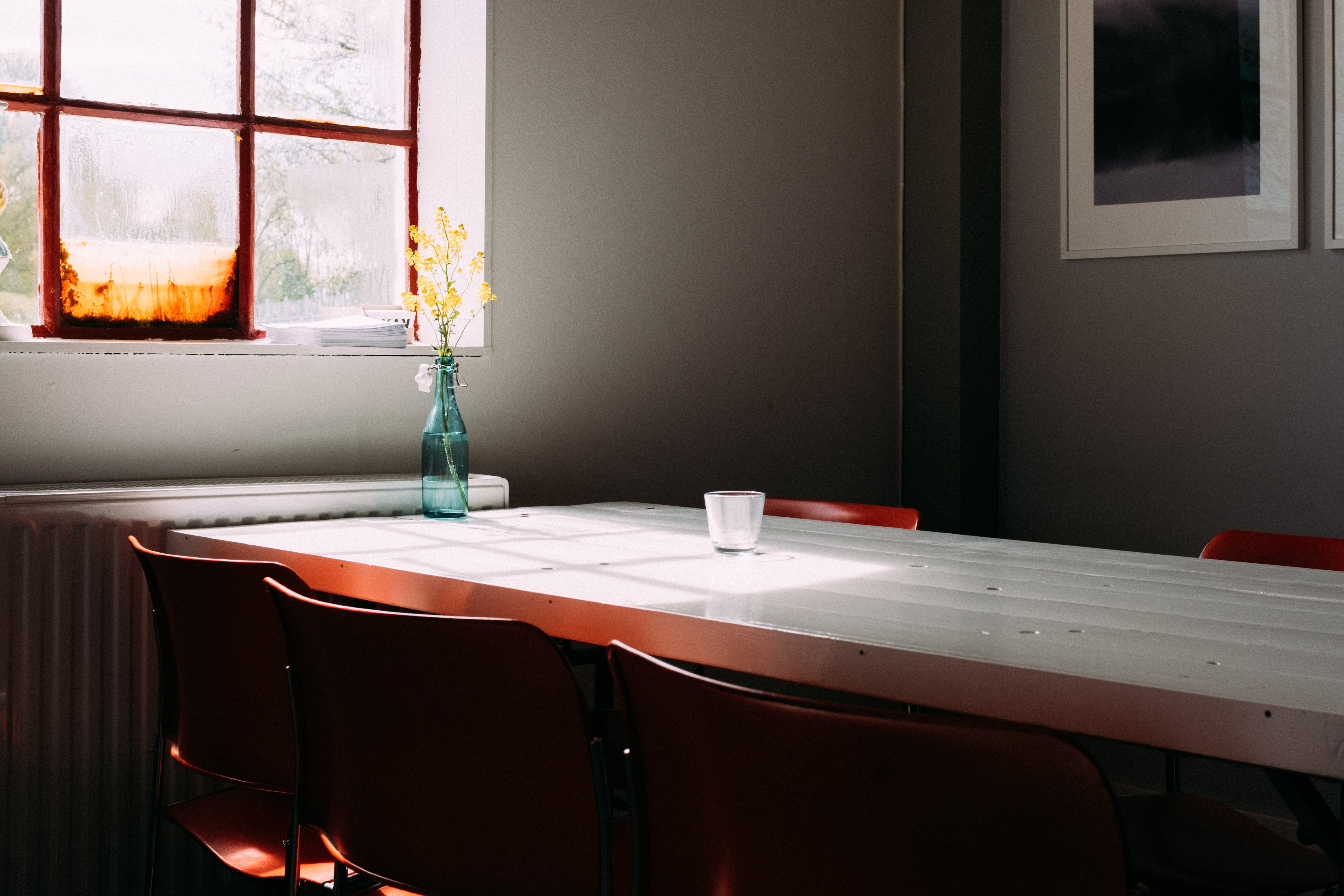 Matbord med blomma framför ett spröjsat fönster hos Not Quite.