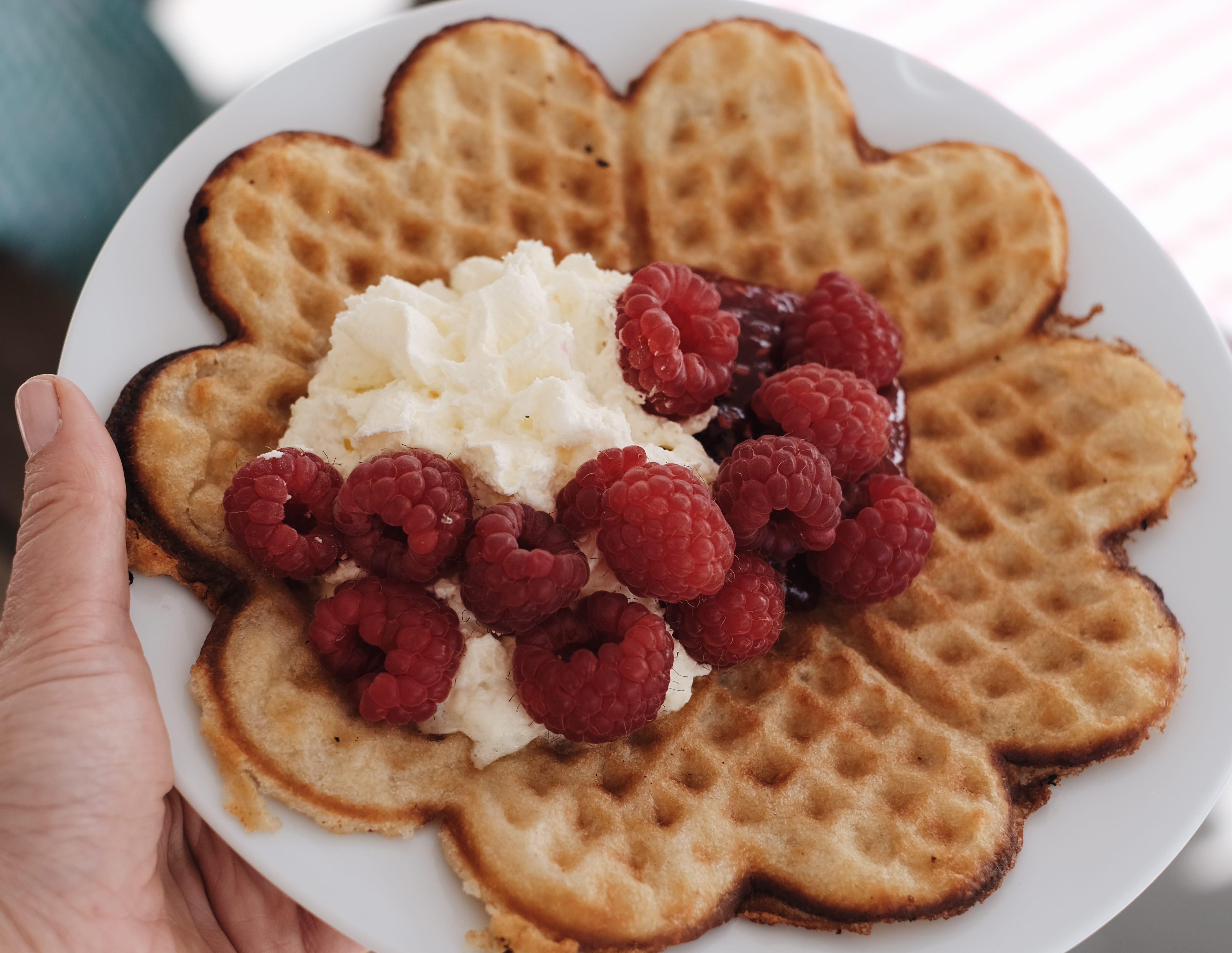 Tallrik med nygräddad våffla.