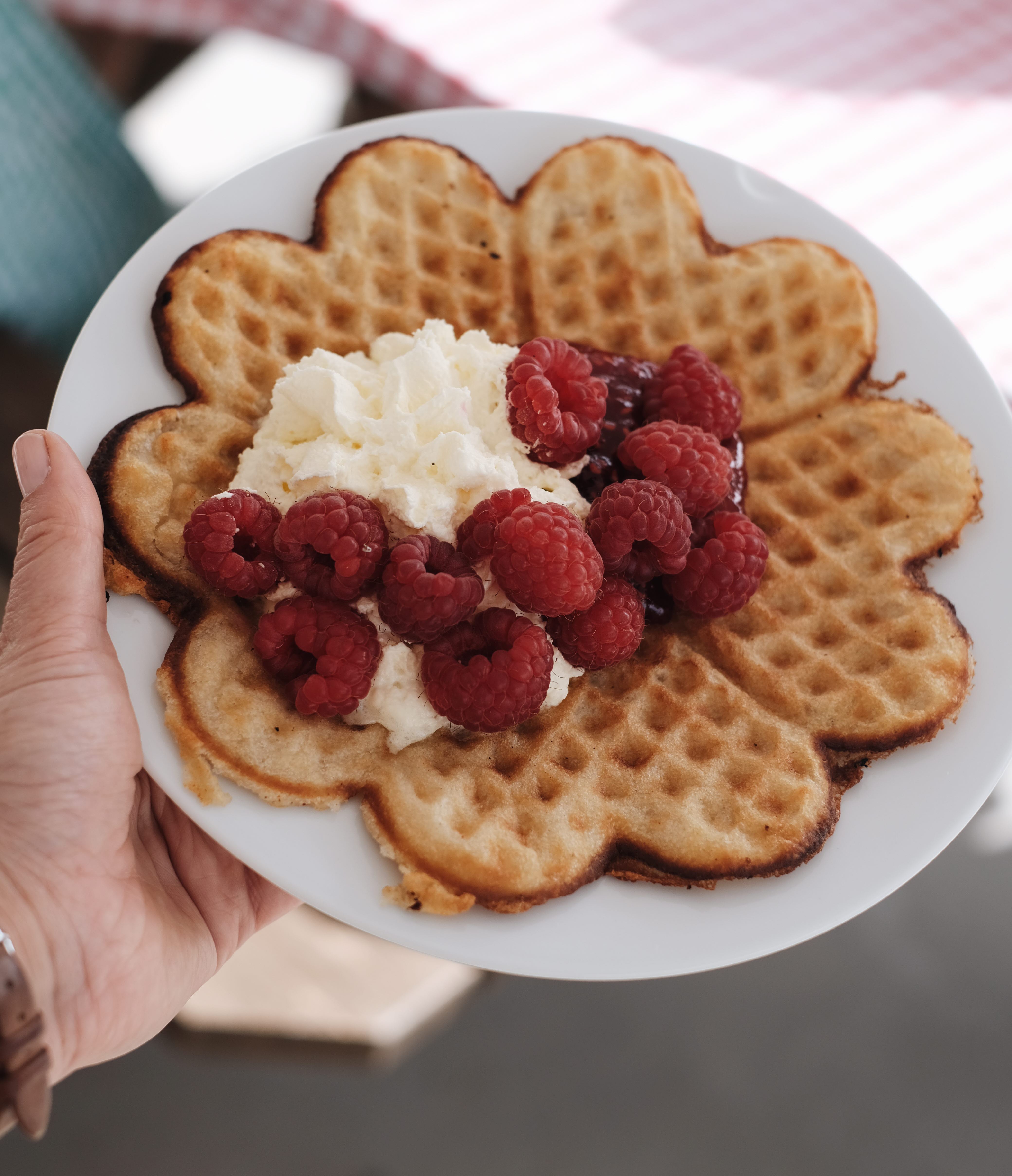 Tallrik med nygräddad våffla.