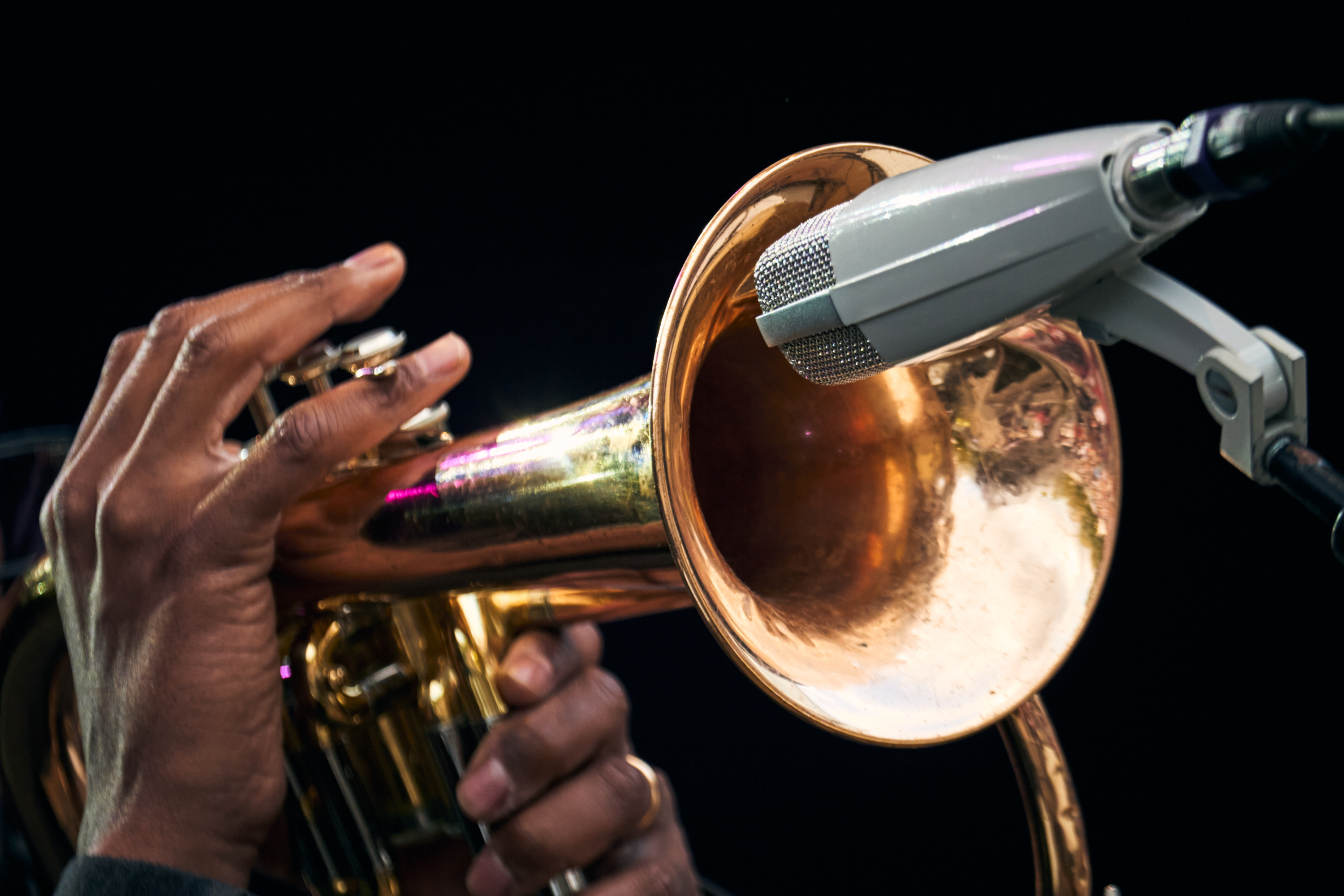 Musikant spelar på ett blåsinstrument.