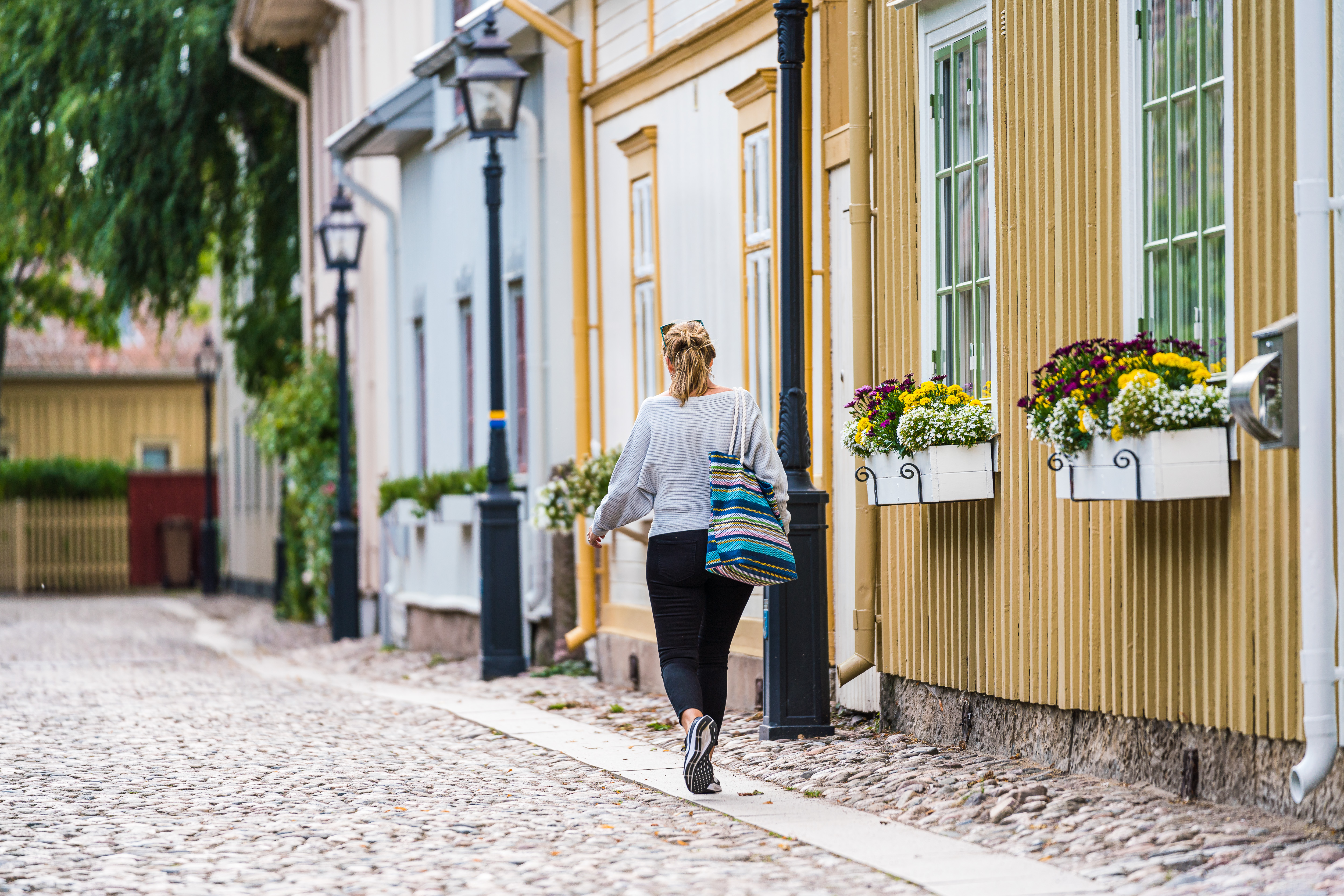 Kvinna i trästaden Hjo