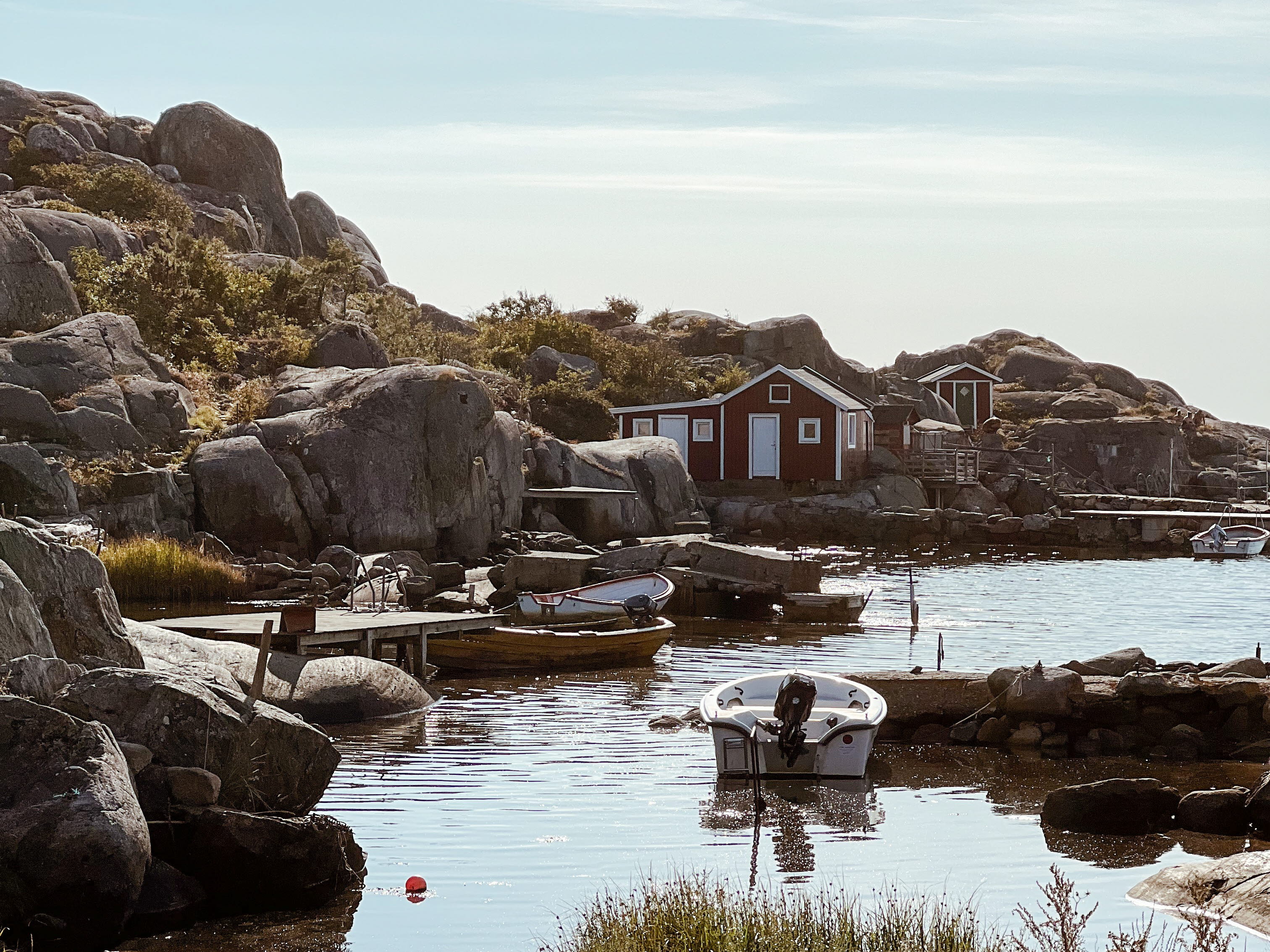 Sjöbodar i vik på Hönö