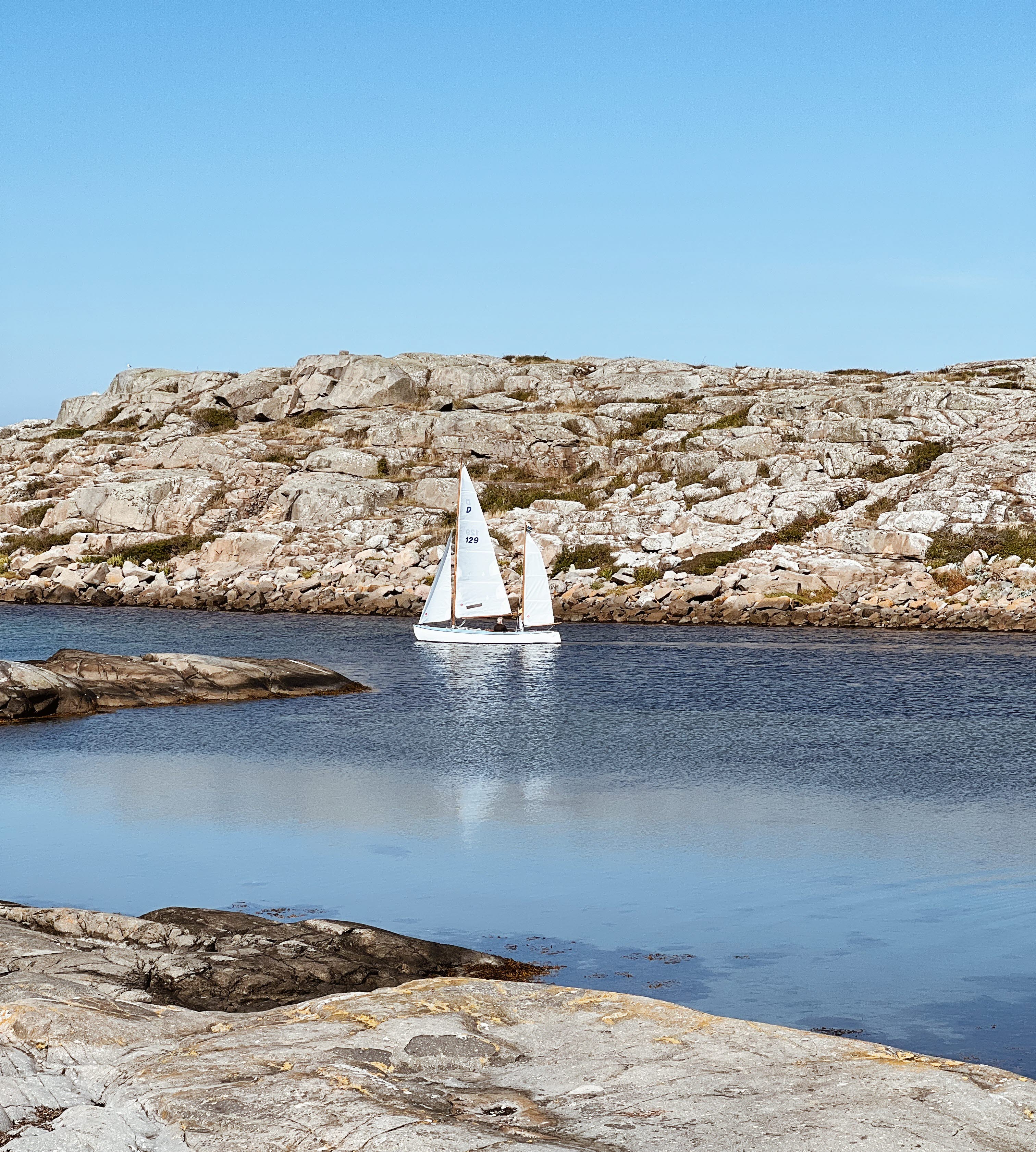 Sailboat in the archipelago outside Hönö