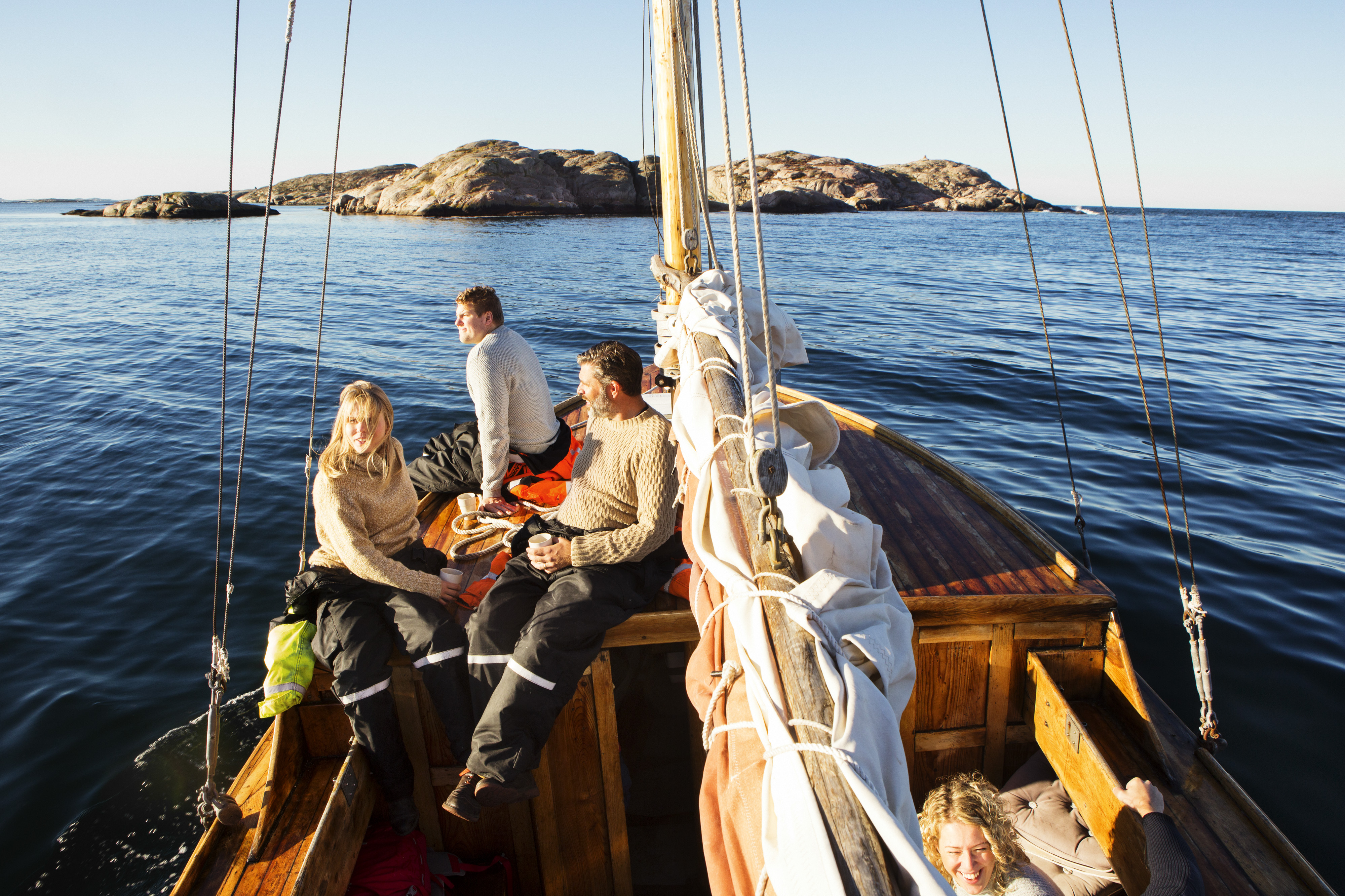 Sällskap på träbåt