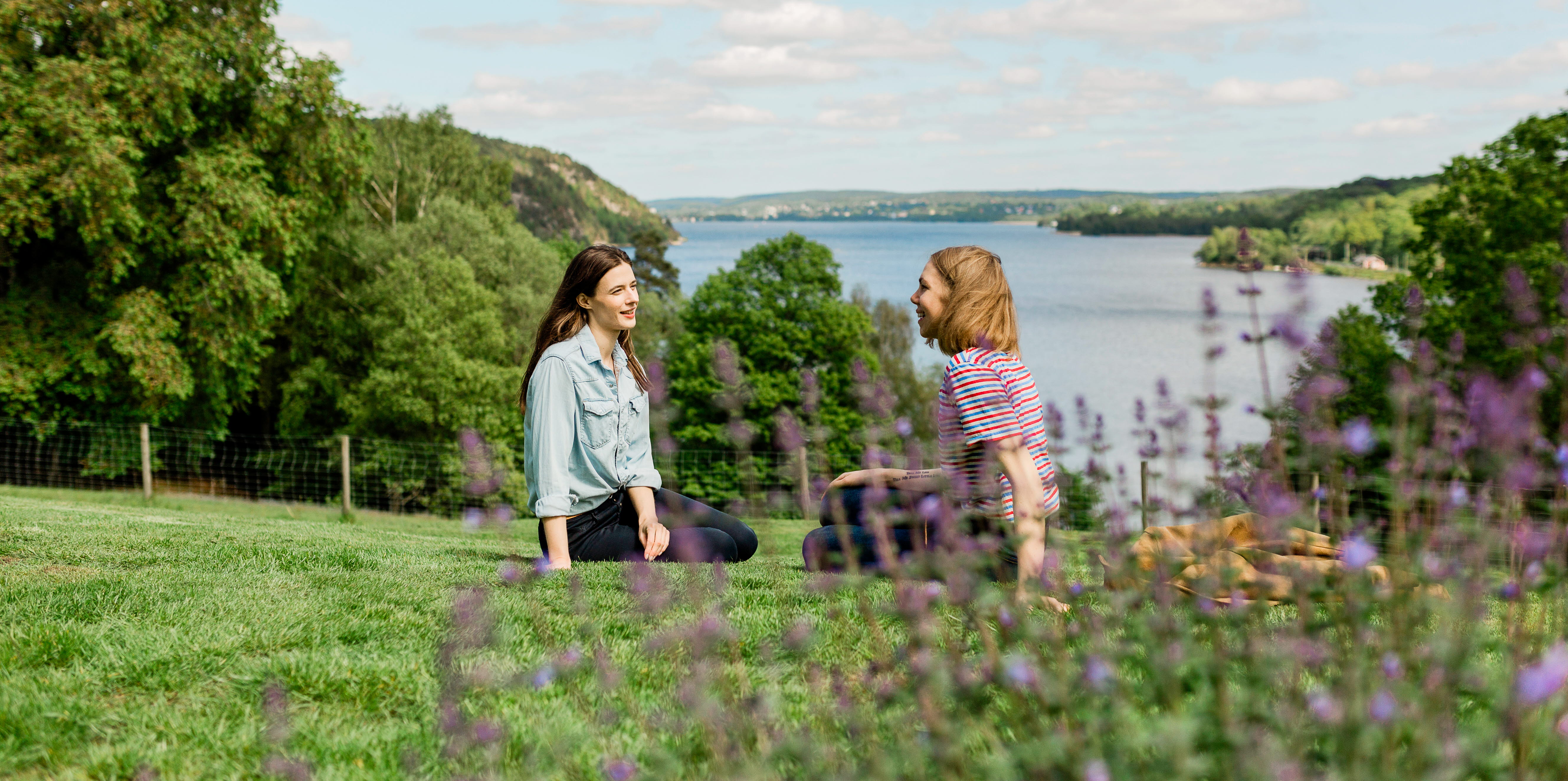 Two women visiting Jonsereds Gardens
