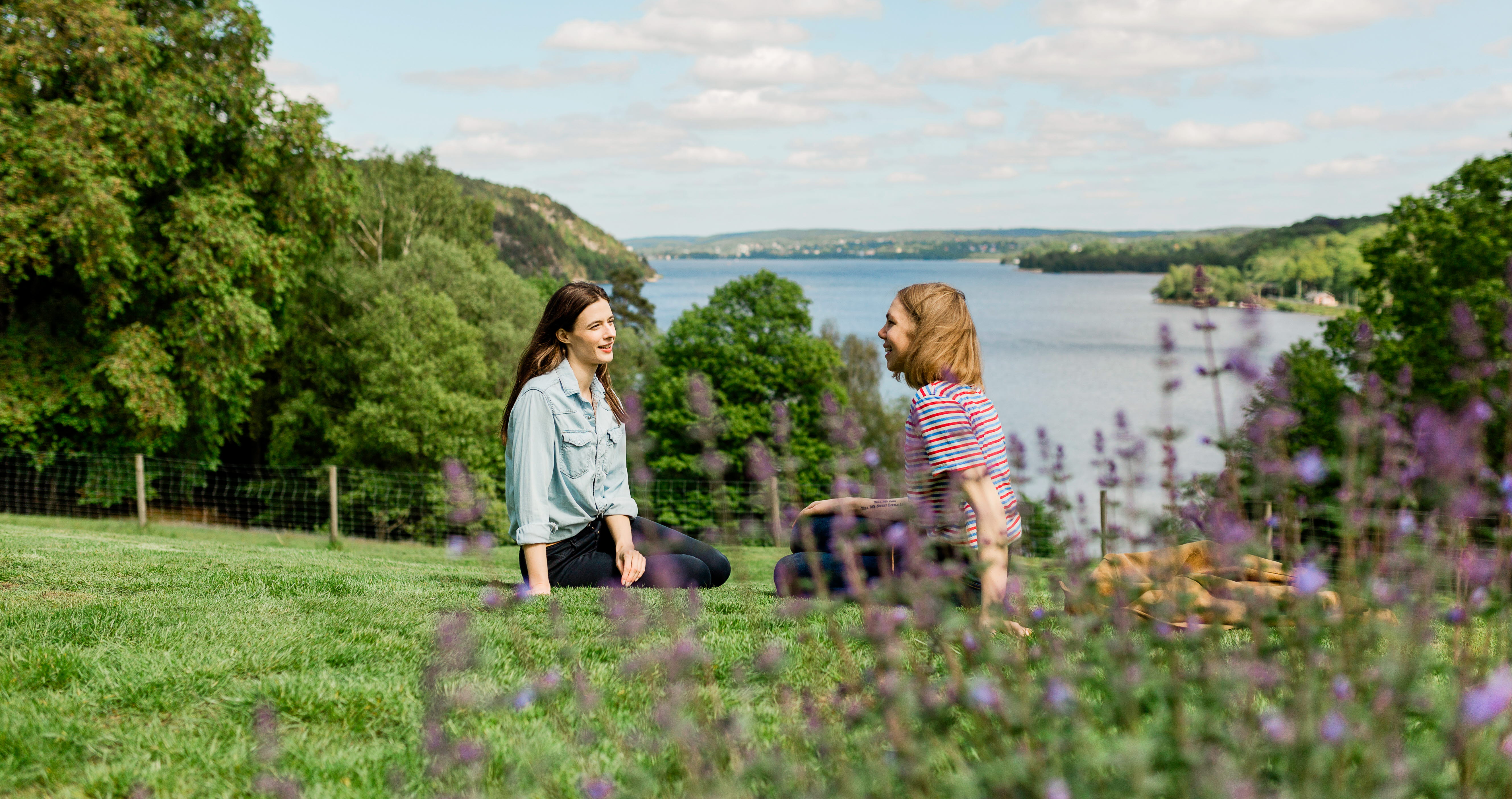 Two women visiting Jonsereds Gardens