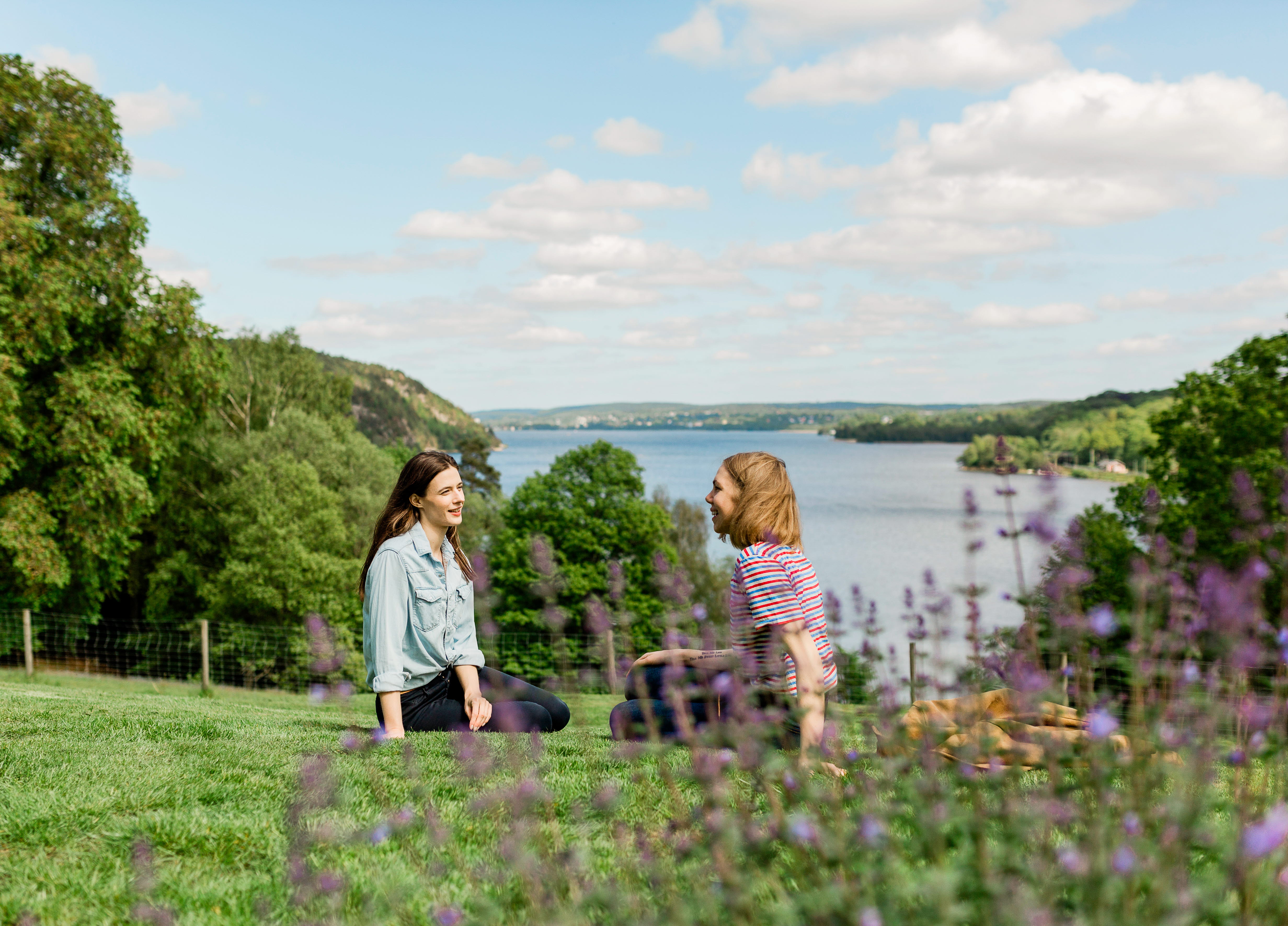 Two women visiting Jonsereds Gardens
