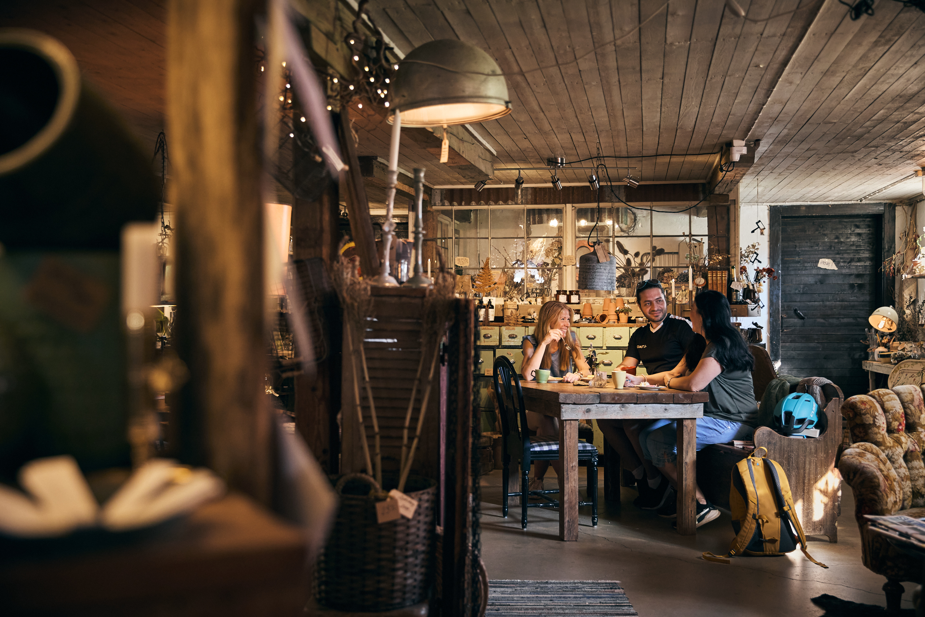 Kvinnor tar en paus Hemma på Källebacka
