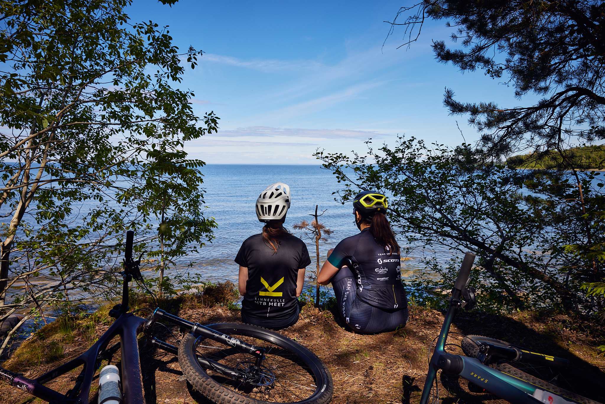 Two women takes a break after cycling on Kinnekulle