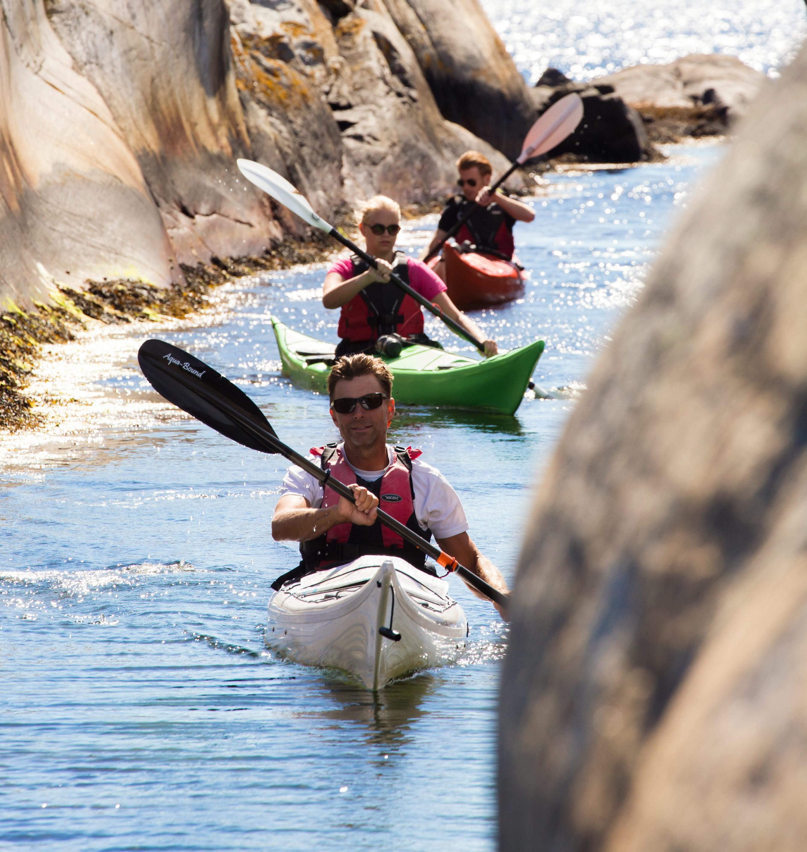 Sällskap paddlar genom naturlig kanal 