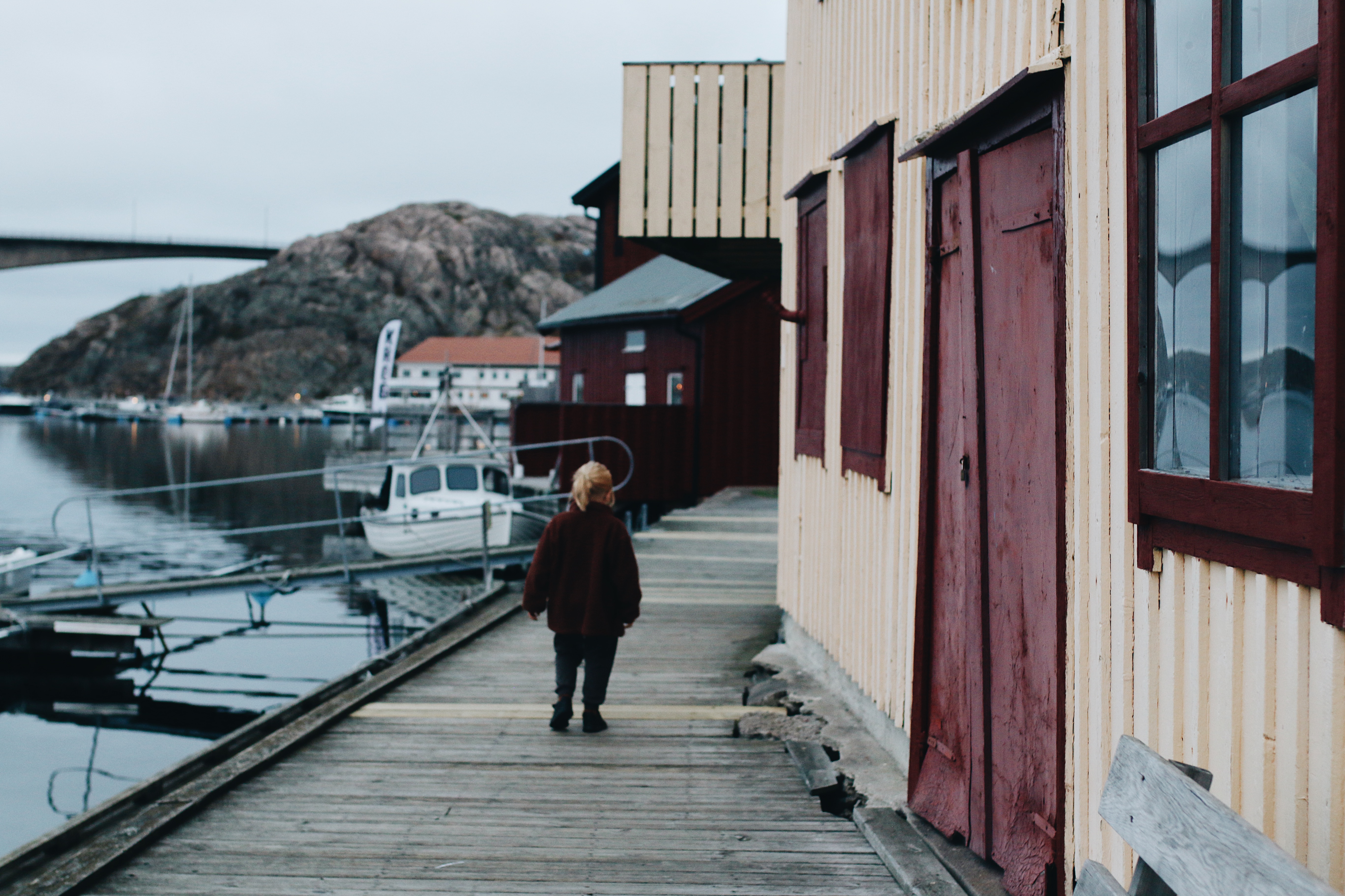 Barn går på brygga i Kungshamn