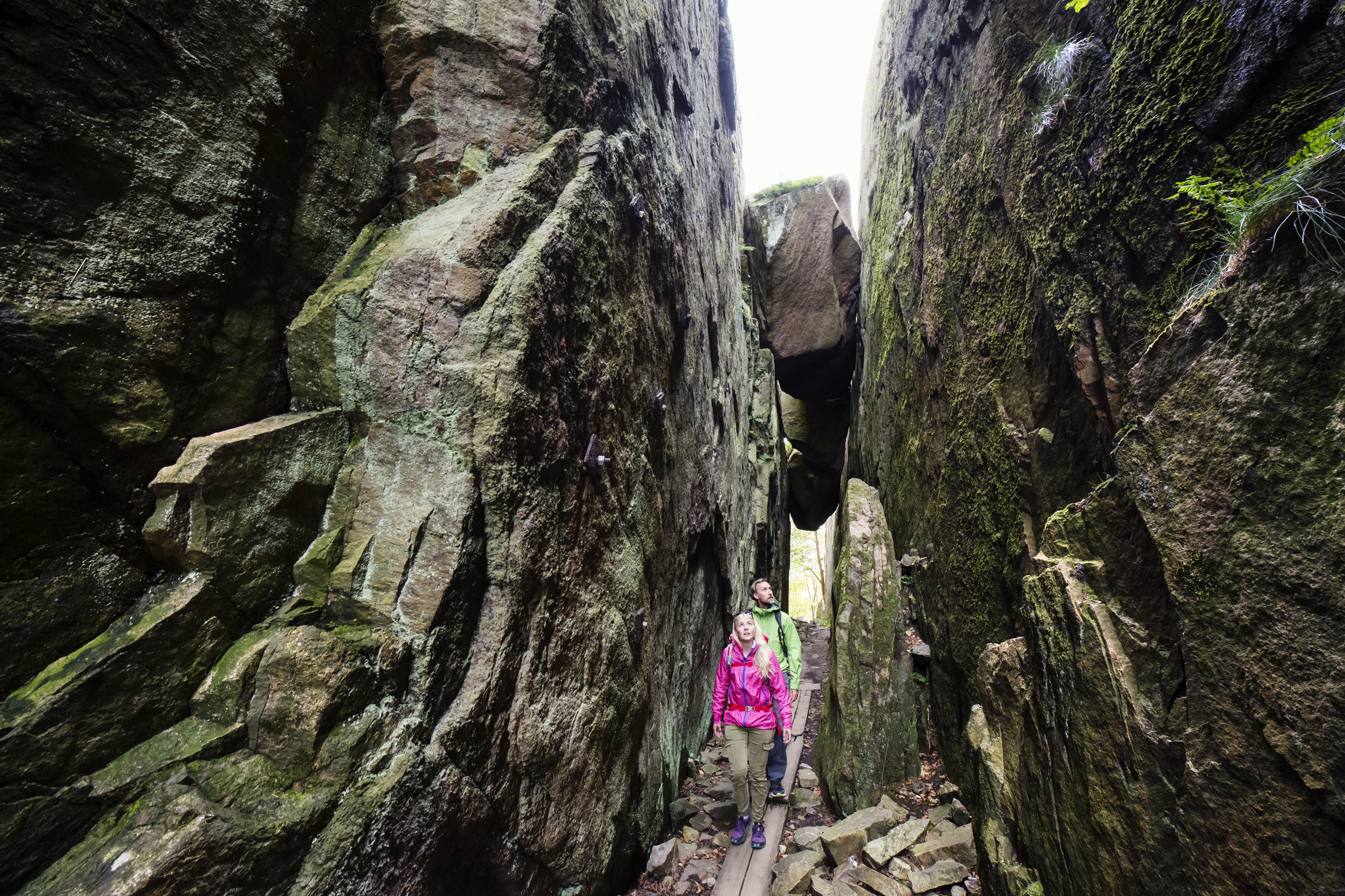 promenad mellan två bergklippor