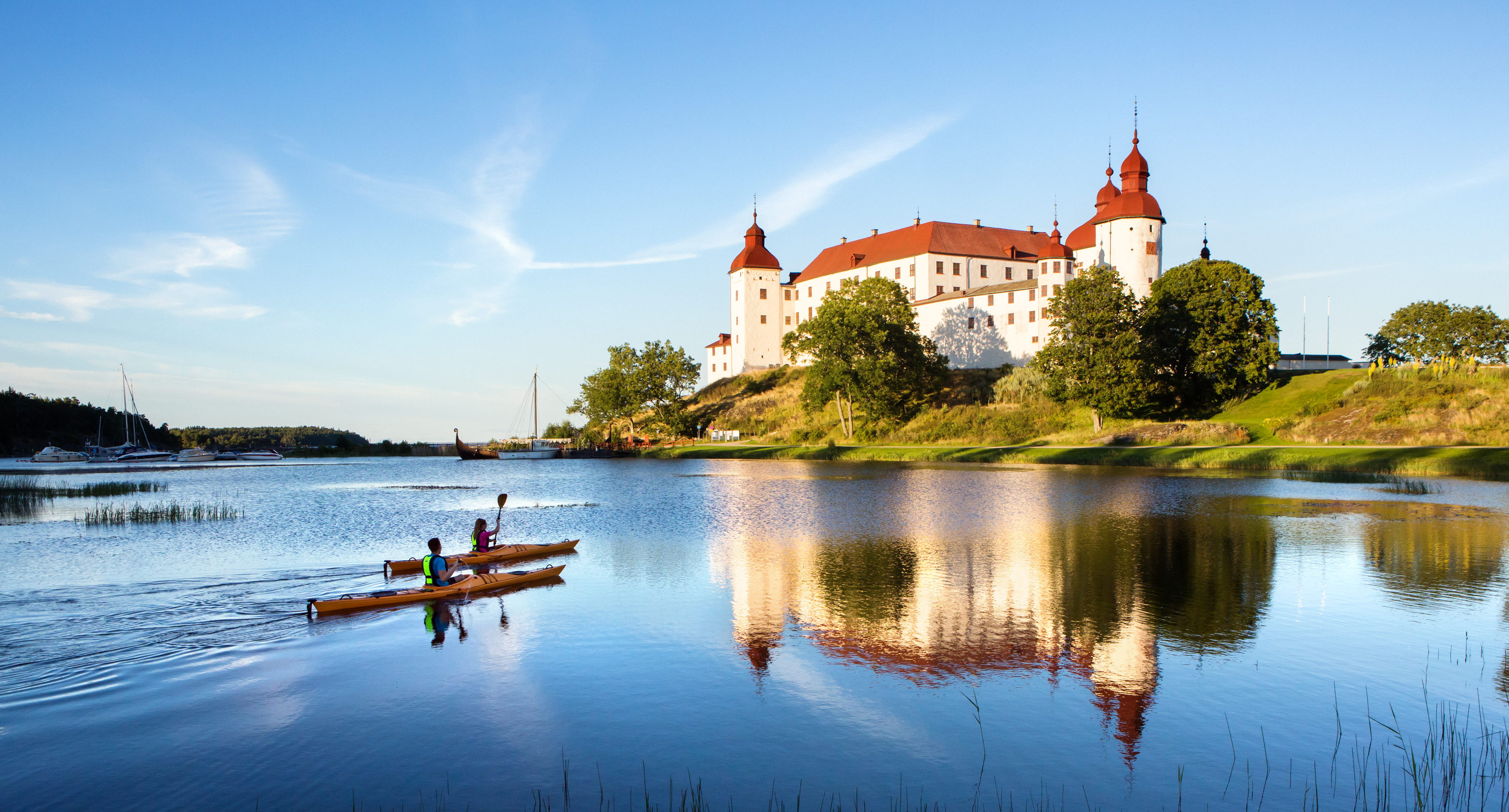 Par paddlar kajak utanför Läckö Slott
