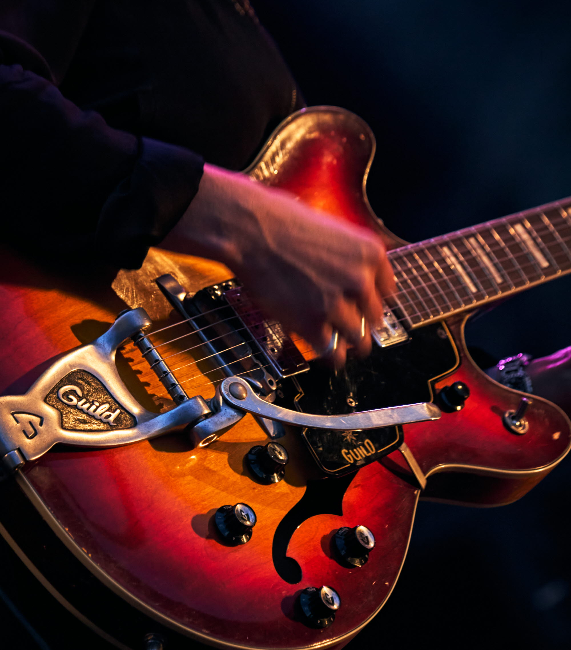 Musikant spelar instrument.