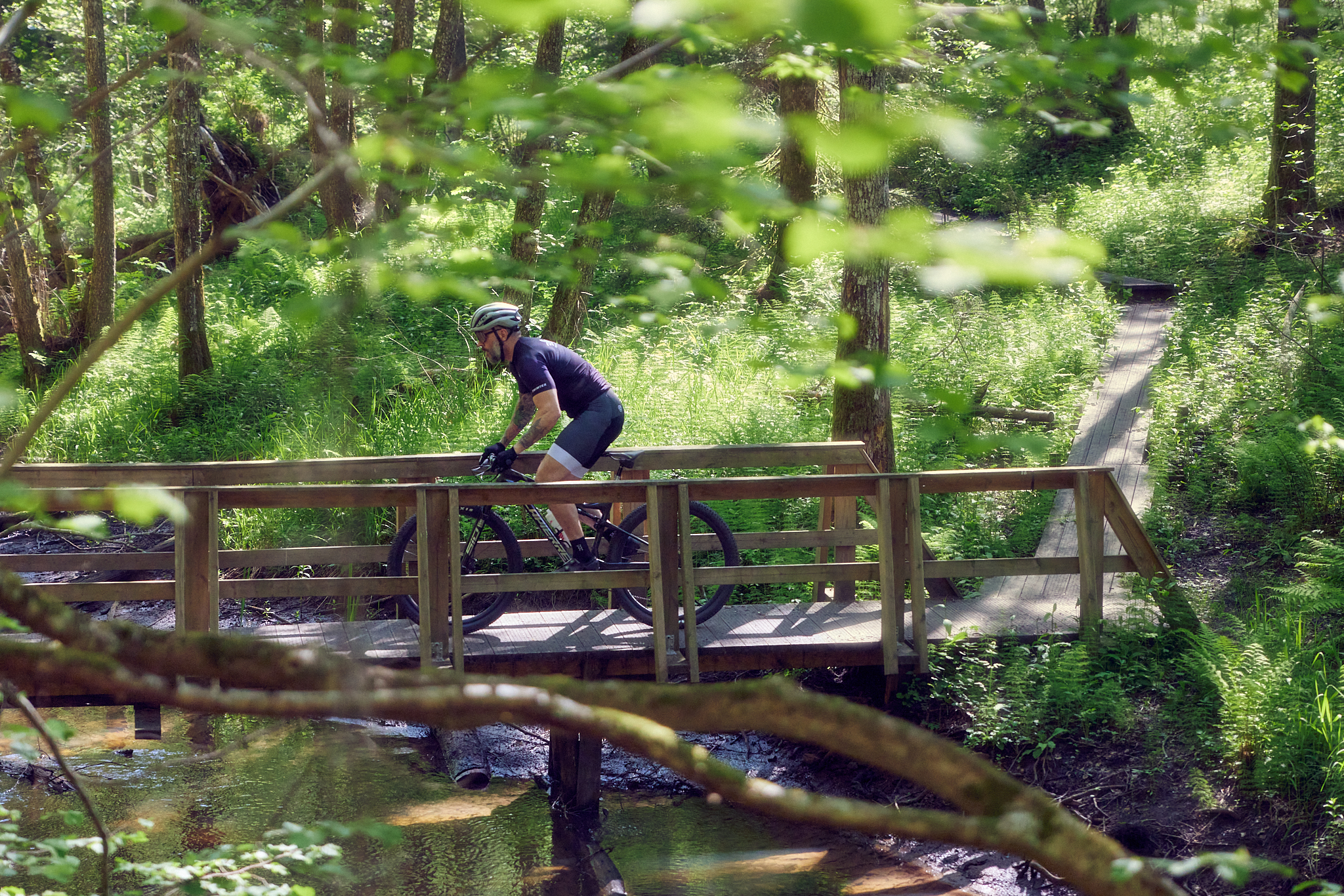 Man cyklar på Kinnekulle