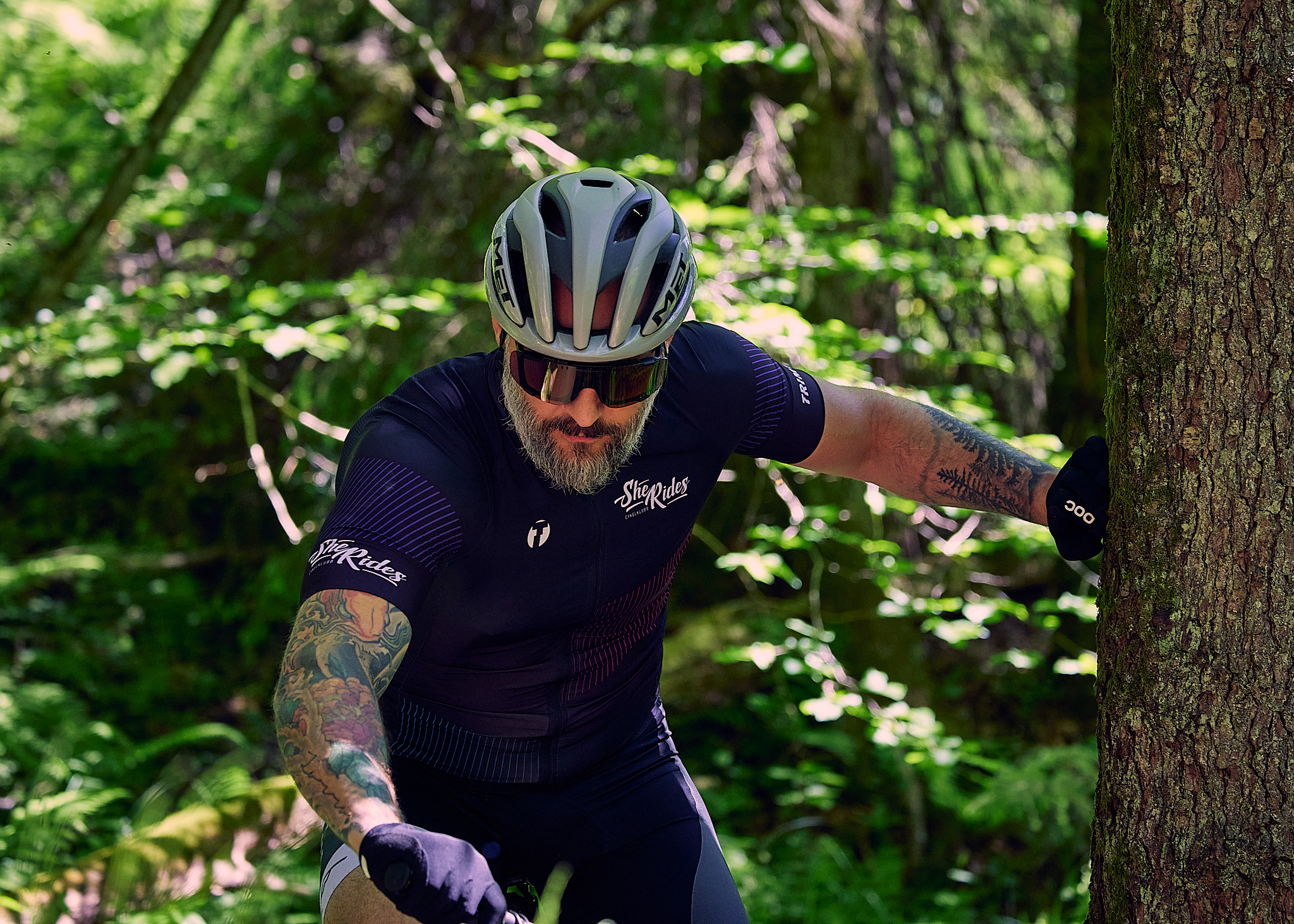 Man cyklar på Kinnekulle