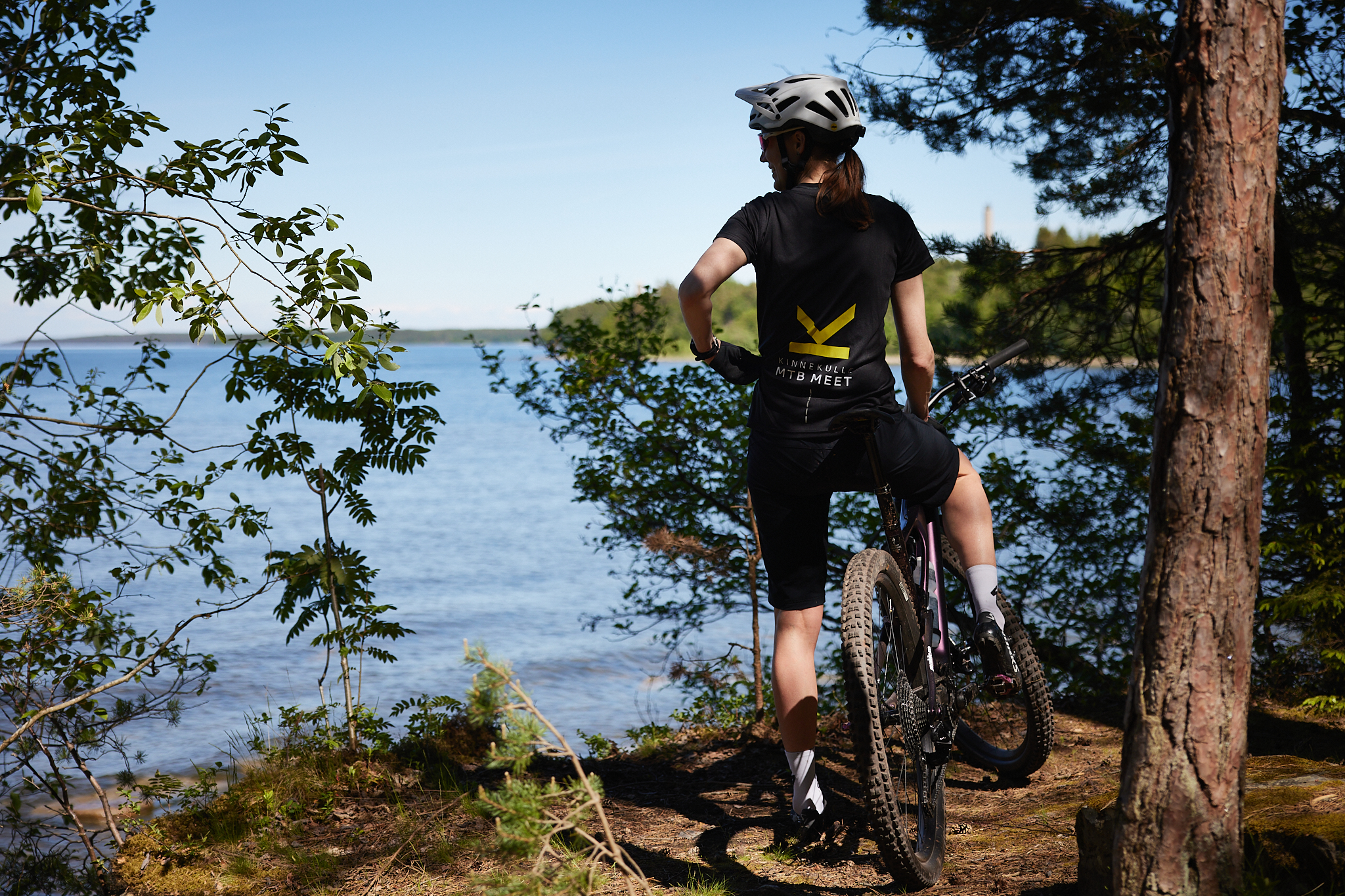 Woman cycle on Kinnekulle