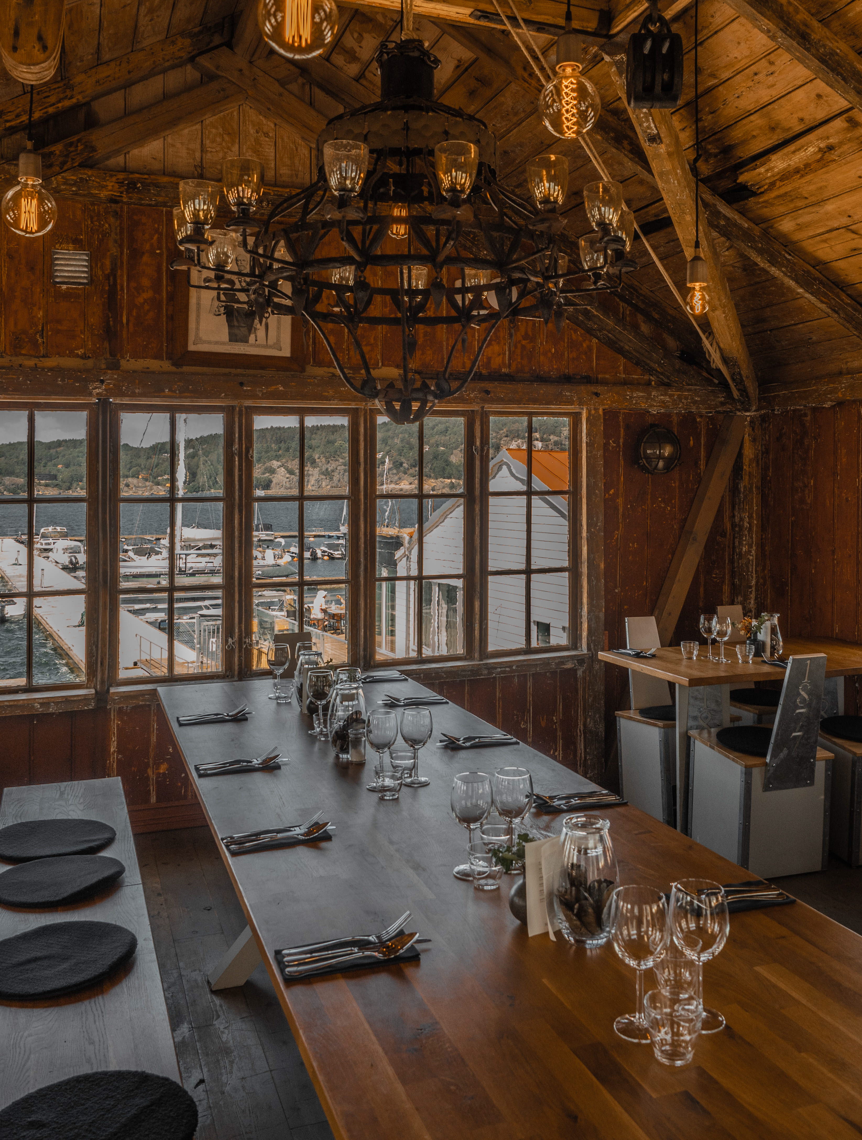 set table at restaurant Musselbaren