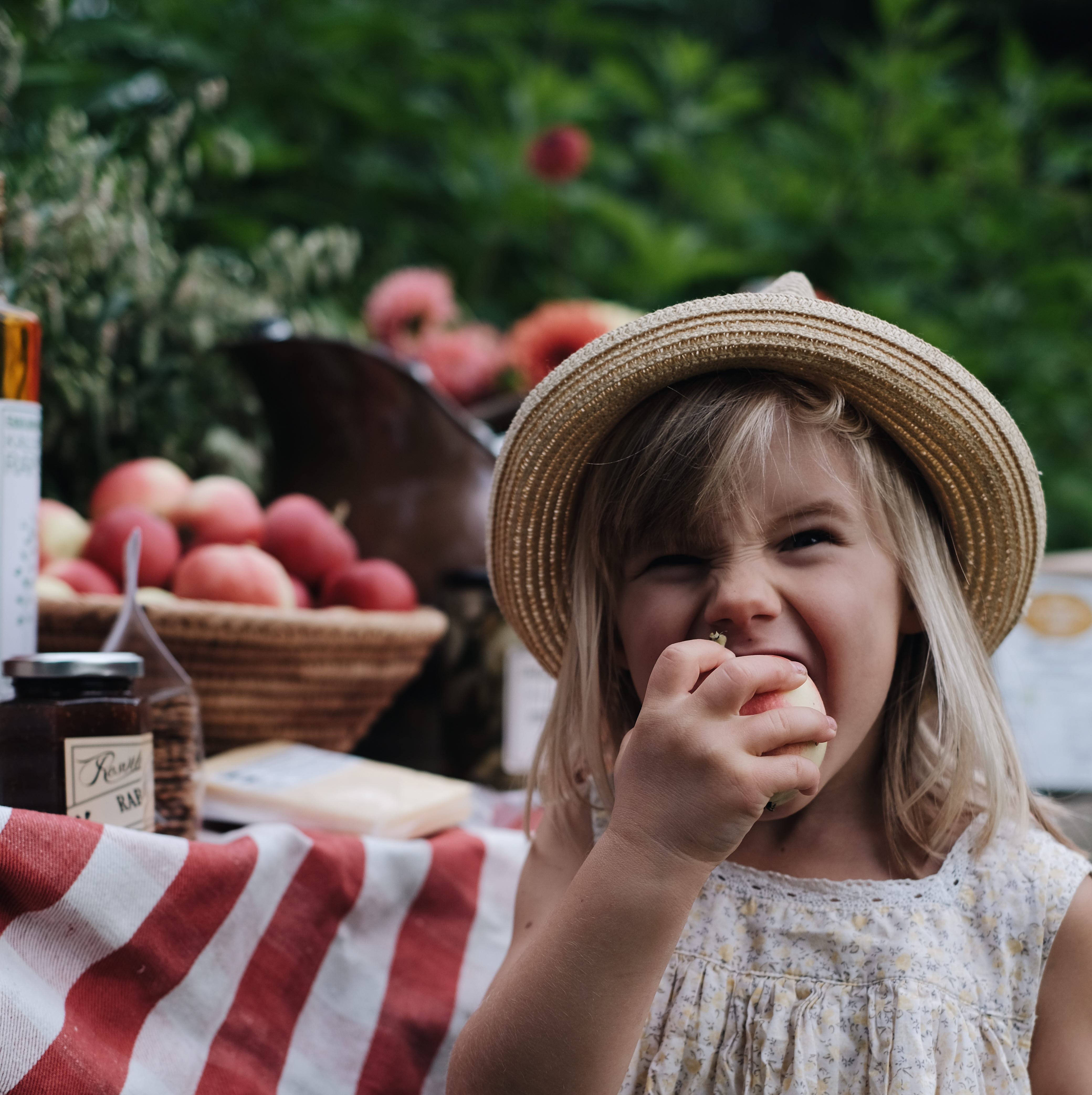 Barn äter ett äpple.